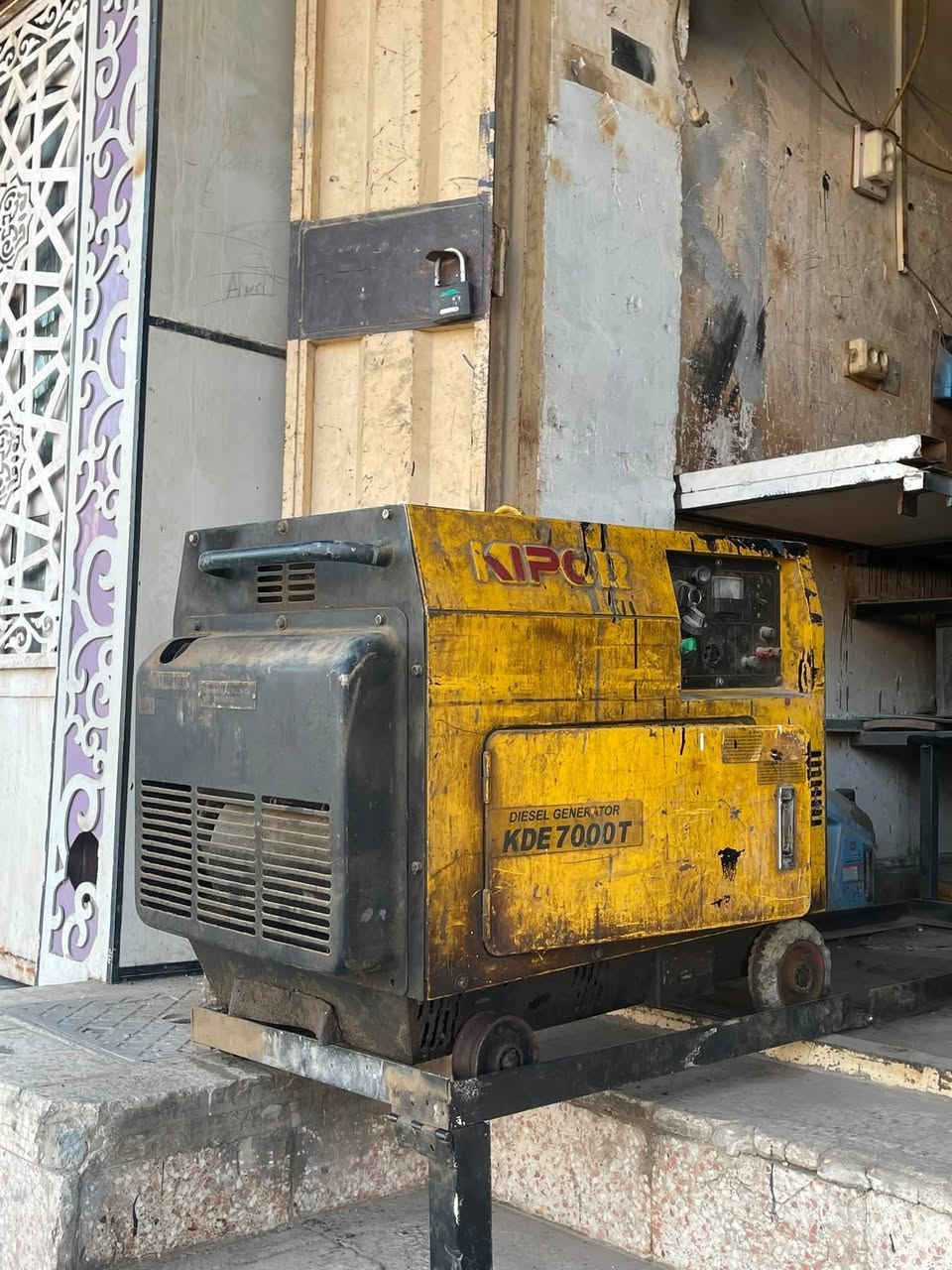 مولدة كيبور 32 امبير ( عاطلة تحتاج تصليح) بطارية جديدة سعر جدا مناسب العنوان الديوانية موبايل ***********
