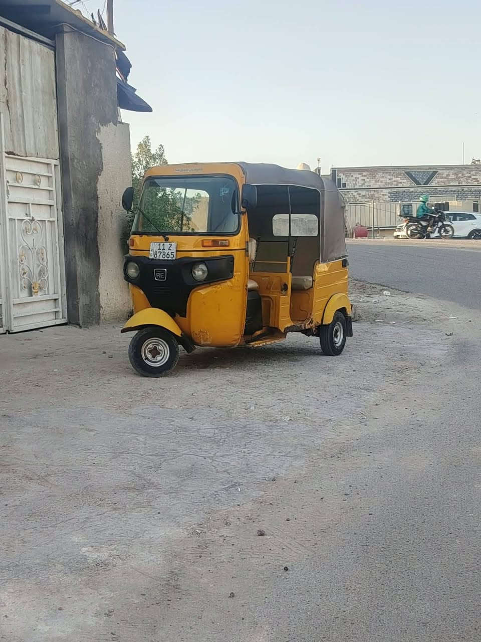 السلام عليكم موديل ١٩ نازلة بال٢٠ اصفر ليموني رقم بغداد انكليزي 
التكتك مابيهه صبغ فقط الدوس الخلفية 
محرك لاتنقيص ولا دخان
تخم تاير
جادر جديد
تكتك مال عيشة خير من الله عوزهه بس خشم مال سلف
عارضهه ب٥٧٥٠ وبيهه مجال
مكاني بغداد نهاية حي اور
***********
