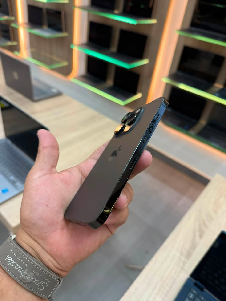 Iphone 14 pro
ذاكرة 256 

نضيف كلش ما مفتوح ممصلح 

بسعر 650 الف 

عنوان / بغداد حي الجامعة 

***********
