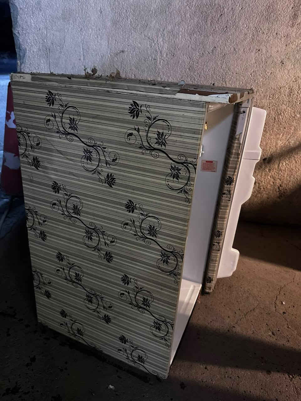ثلاجه للبيع صغيره سعر 60 شغاله ونظيفه هاتف ***********
@
