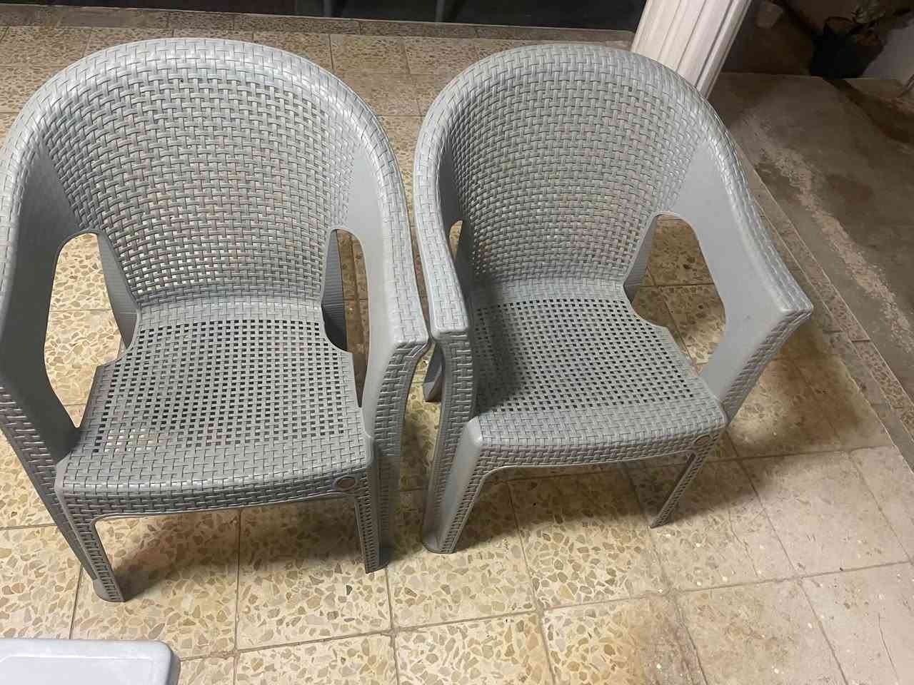 ميز • كراسي • للبيع