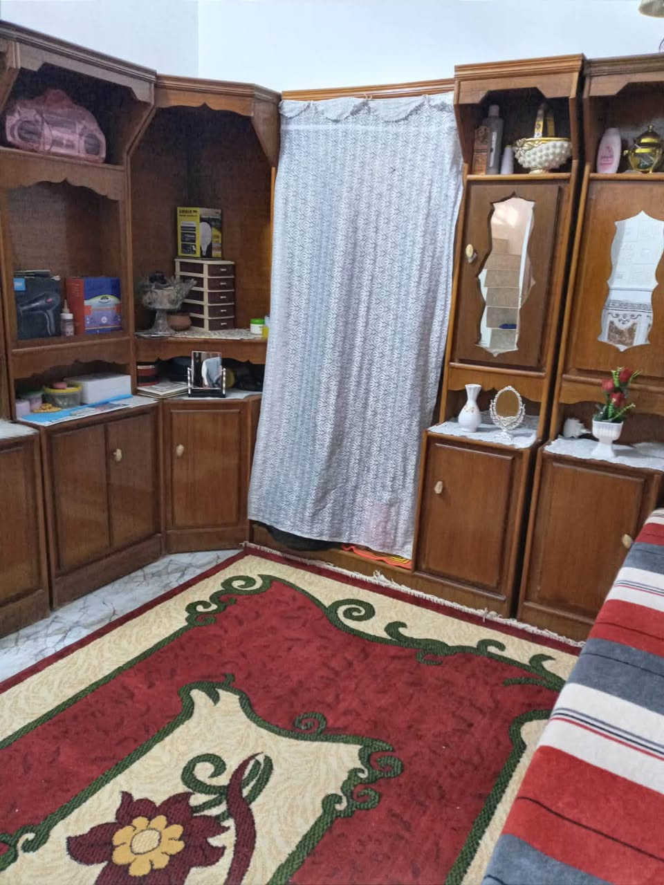 السلام عليكم
مكلف بالنشرر

غرفه اخشاب للبيع 
غرفه حطاطه مستعمله بس نضيفه
مكونه من 7 قطعع
السعرر 800 وبيه مجال
ما متواجد ع نتت فقط ع الخط اتصال ☎️ 
هـ ***********
هـ ***********
