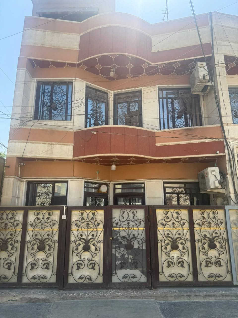 السلام عليكم يوجد بيت للبيع موقع /كفاءات السيديه مساحته 62 متر طابقين طابق الاول يحتوي على مطبخ وغرفتين وحمامات وطابق ثاني يحتوي على غرفتين وحمامات ومرر  وبناء حديث وبيت نظيف جداا ومرتب لاستفسار لاتصال على رقم ***********
