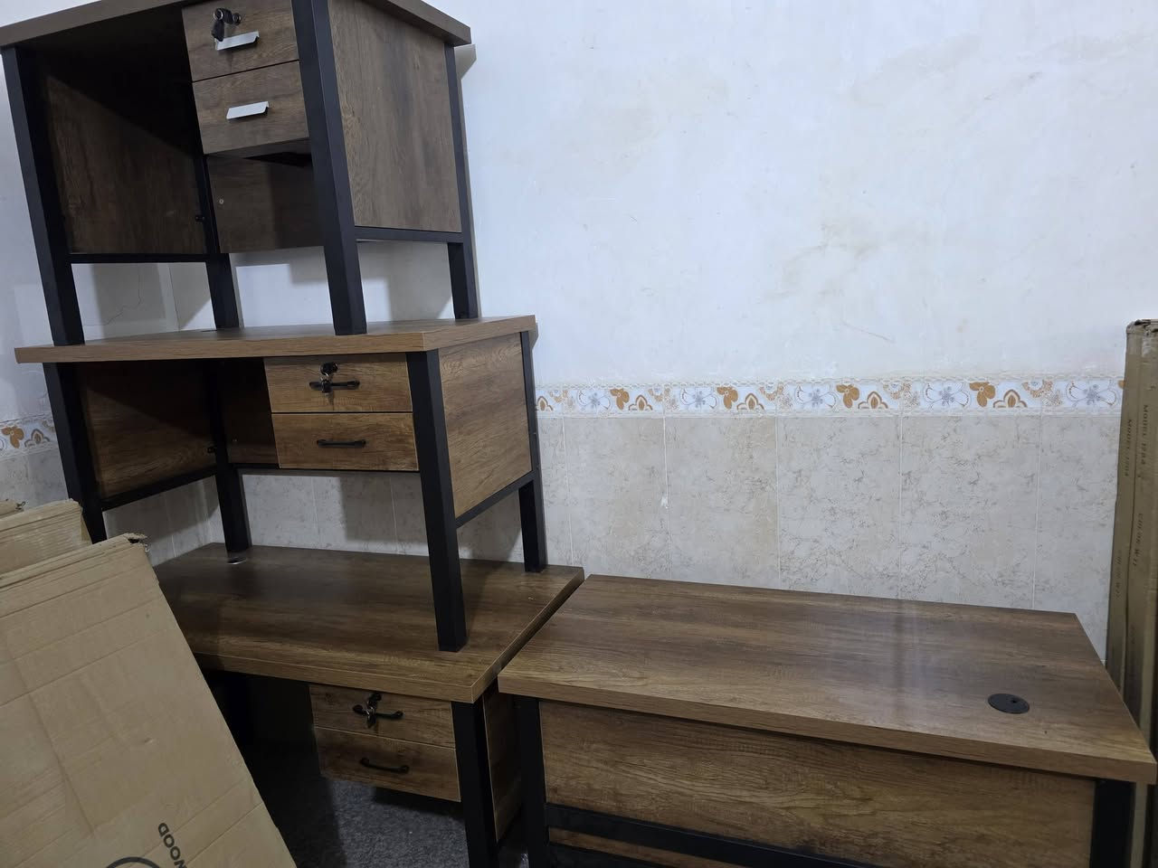 ميز مكتب  ..
متوفر قياسات  متر  ومتر و٢٠ سم  ومتر و٤٠ سم
تركي هيكل حديد اصلي غير مستعمل 
ومتوفر حديد ومتوفر المنيوم ..
العنوان بداية فرع ابو الماش الجهه اليسار مقابل افران ومعجنات الحوراء ومقابل صيدلية عبدالرحمن..
*********** 
*********** وات ساب
