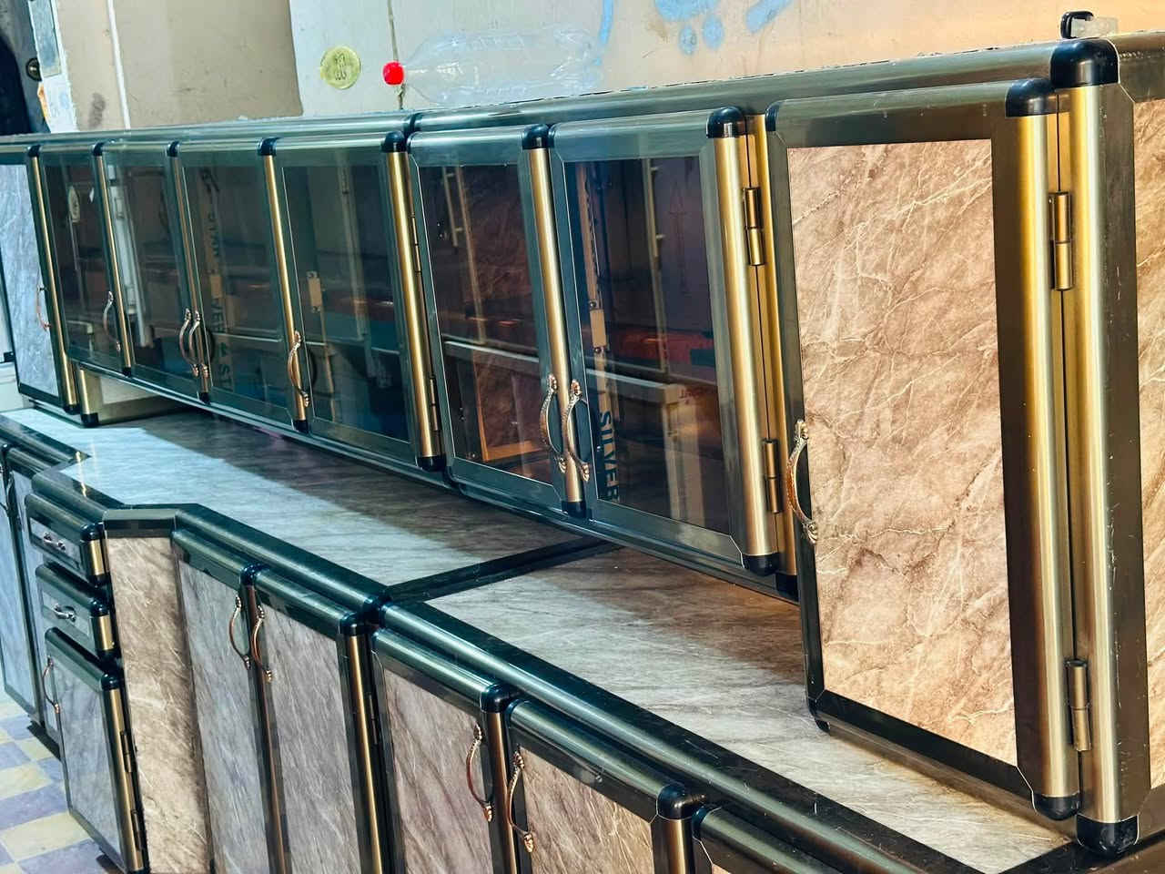 كاونتر ٤ امتار شرط نضافه بيبان كلها مبطن طابقين شغل تركي درجه اولاً منو يريد سعر خابرني هاذا رقم *********** او دزلي رساله عل واتس ئاپ

