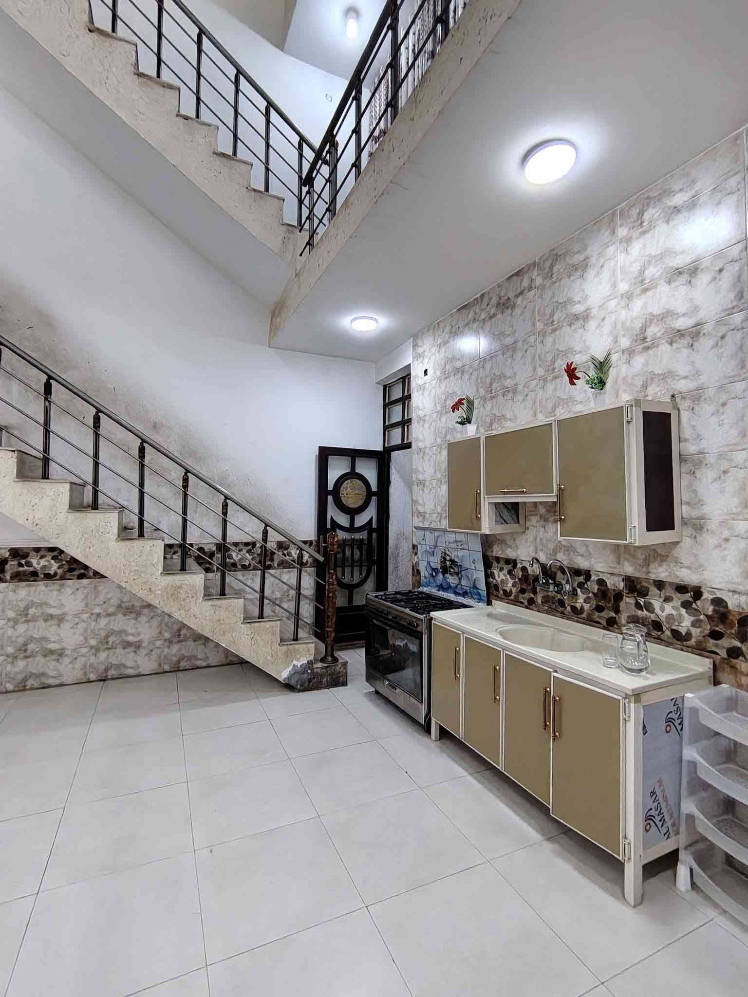 السلام عليكم دار سكن للبيع طابقين ثلاث غرف نوم البناء حديث درجة اولى في الكوت منطقة حي الحكيم نزلة علاء غريب مساحتة 150م البناء طابوق درجة اولى والسقف صب مسلح والارضية والجدران سيراميك ويتكون البيت من ثلاث غرف نوم وقياس الغرف 6×5 وصالة واستقبال ومطبخ وصحيات داخلية وخارجية ومرقم من قبل البلدية السعر 73 وبي مجال الاستفسار الاتصال على هذا الرقم ***********
