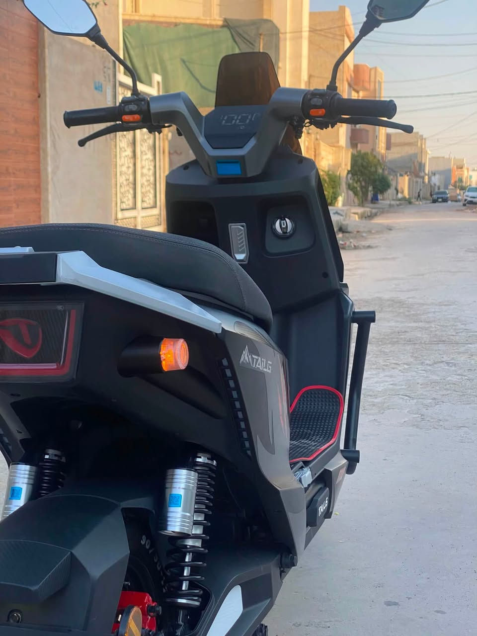 للبيع دراجه شحن سبورت رياضي من شركة تايلنج العالمية دراجه فول فول مواصفات ممتازة  الدراجة متكونه من ٦بطاريات مصطره كراڤين ٣٢امبير تكطع مسافه ٦٠كيلو سرعه ٨٠حقيقي دبلات امامي دهن ول خلفي هوا او غاز تمتاز بنضام ABC وملف ٢٠٠٠واط حقيقي نحاس تمتاز بلايتات زينون عالي ناصي رماش دبل اشاره الدراجه مفوله ومرغوبه بل بيع وشراء ول دراجه صارلها شهرين مستخدمه ورقت الشراء ول ضمان موجوده سعر الجديد مال دراجه مليون و٣٥٠
وسعر دراجتي ب مليون و٢٥٠وبيها مجال قليل الشراي يجي يدحك بعينو الدراجة مال جناي فول فول نفس الكلام الكاتبو غير هاذا الشي لا تشتري. الشراي ينتصل على هاذا الرقم ‭***********‬
