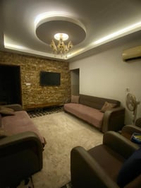 شقة مؤثثة للايجار طابق اول تحتوي على غرفه وصاله ومطبخ وحمام +نت وكهربا...