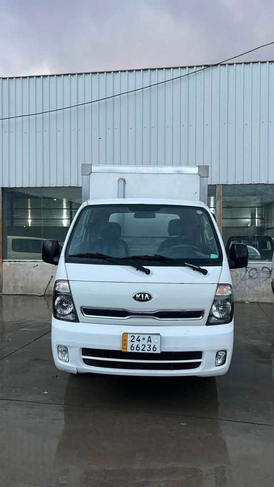 کیا دووتەنی مۆدێل ٢٠١٦ مەکینە ٤٠٠٠ عادی تاک و روبع  رەقەم و سەنەوی هەتا 2031 نوێیە بە ناوی خۆمە سەیارەکە گێر و مەکینە و ئەکسل بە شەرتە تەنها قەباغ بۆنیتی گۆرایە پێشی کەپسە باقی ماوە نە سبوغ نە ساردی نیە تەنها سەقفی کەمەک کال بونەوەی هەیە 
رەقەم تەلەفۆن ***********
***********
شوێن:سۆران📍
