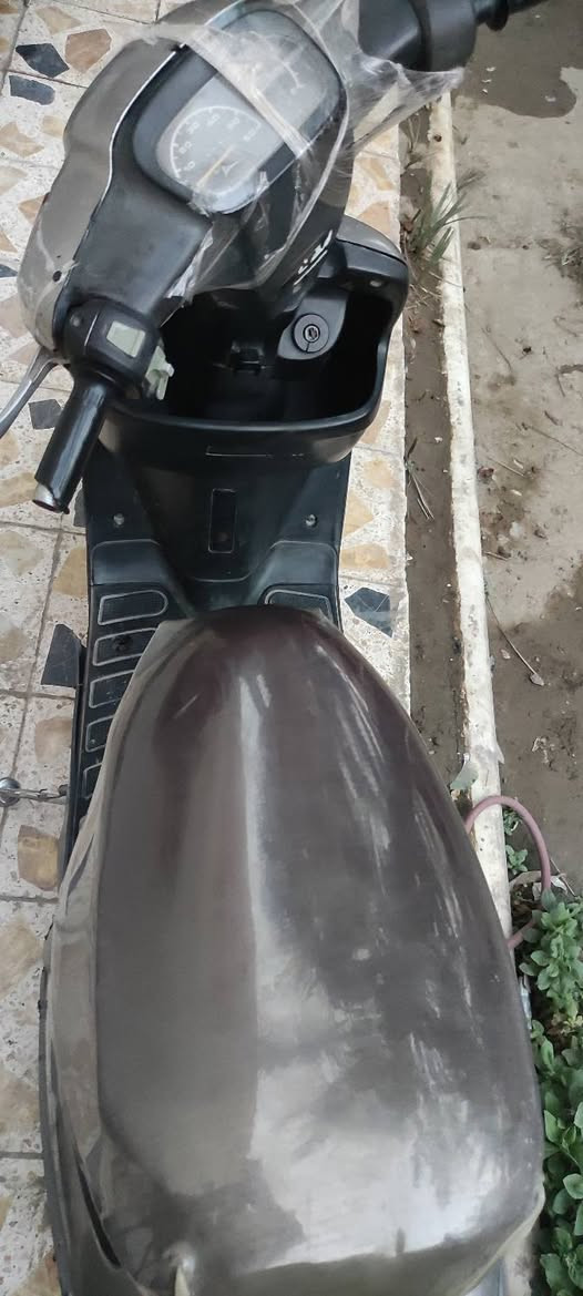 سلام عليكم  دراجه بتره للبيع مكينه مفتوحه  مكينته حلوه وناعمه مشي يخبل  بس تايرهه بنجر سعر 200 بيه مجال حك جيه مكاني ناصريه مركز يم كراج الموحد رقم ***********
