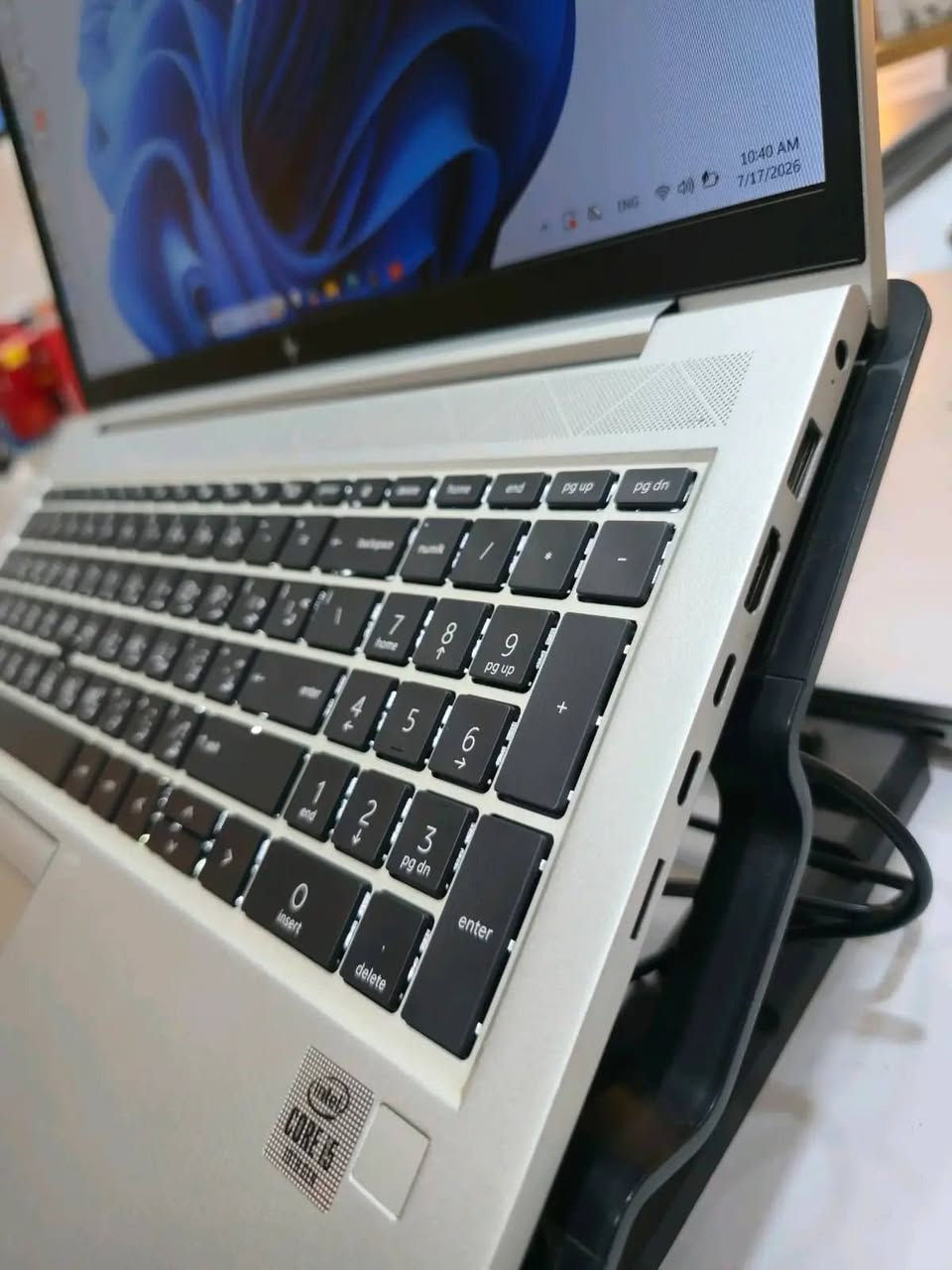 توفر لابتوب EliteBook 850 G7 جيل عاشر بسعر 435
 – المواصفات:
🖥️ المعالج: Intel Core i5-10310U – الجيل العاشر
🎮 كرت الشاشة: Intel UHD Graphics مدمج
🧠 الرام: 8GB DDR4
💾 التخزين: 256GB SSD
📺 الشاشة: 15.6 إنج Full HD (1920×1080)
🪟 النظام: Windows 11 Pro 64-bit
⚡ DirectX: 12
📡 الاتصال: Wi-Fi + Bluetooth
📷 الكاميرا: FHD Webcam
🔊 الصوت: سماعات وميكروفون مدمجان
🔌 المنافذ: USB-C Thunderbolt، USB 3.1 Type-A، HDMI، RJ-45 LAN، منفذ 3.5mm
⌨️ الكيبورد: Full Size مع NumPad + إضاءة خلفية لبعض النسخ
🔋 البطارية: تدعم HP Fast Charge
💼 مناسب لـ: الدراسة، الجامعة، Office، البرمجة، Photoshop، AutoCAD، والتصفح وتشغيل الفيديوهات.
واتساب فقط 7844515426
اتصال فقط‏‪***********‬‏
تلي كرام hw2lc
