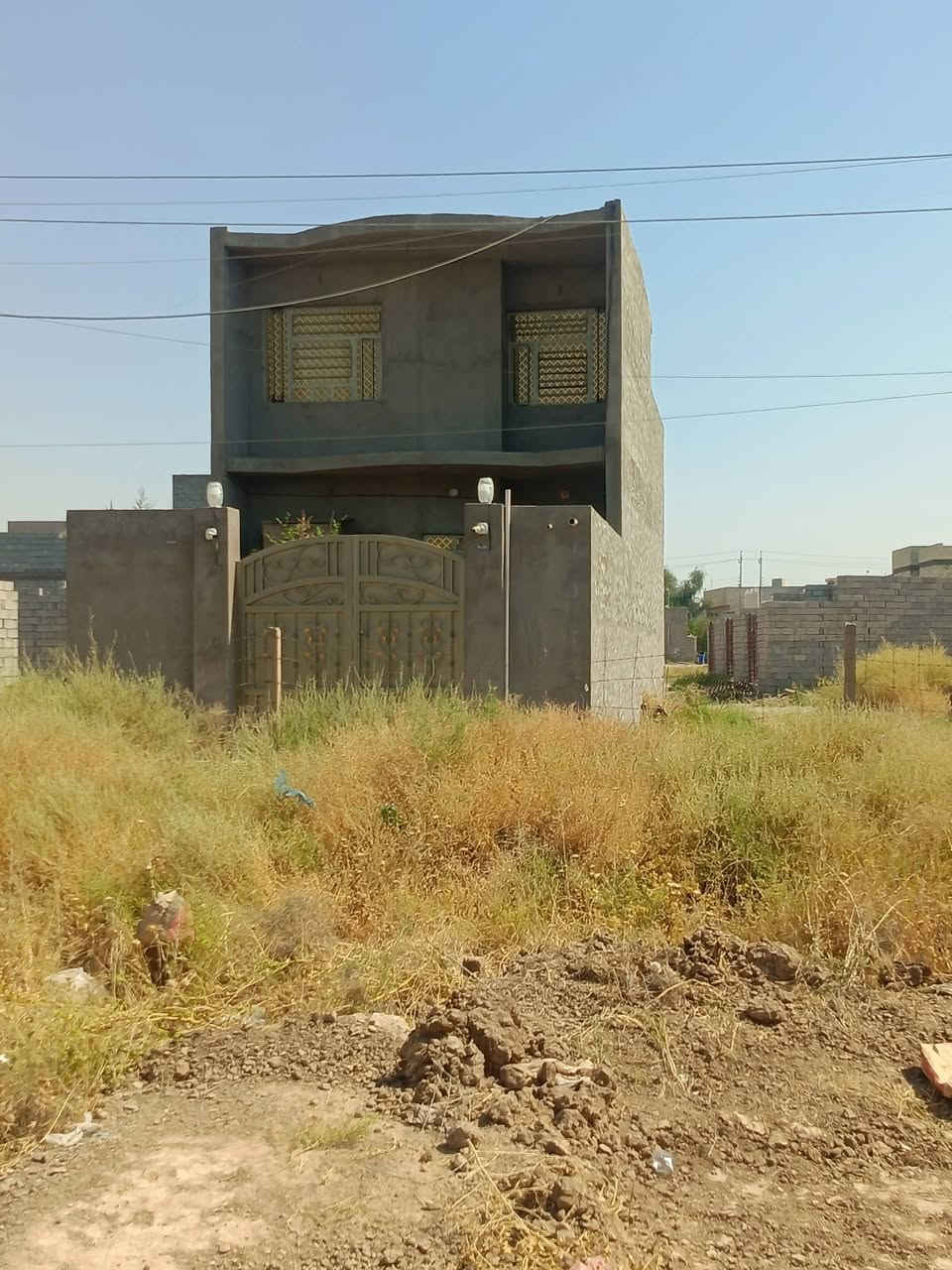 السلام عليكم. بيت للبيع
مساحه 100 

النزال 16

الواجهه 6 وربع 

سند 25 

يحتوي على : غرفه فوق ، غرفه تحت ،صاله ،مطبخ ،صحيات،منور + طرمه

  بناء حديث  خارج وداخل لبخ داخل مصبوغ عالٍ عن الشارع 
الموقع : حي الامير 

رقم الهاتف : ***********
