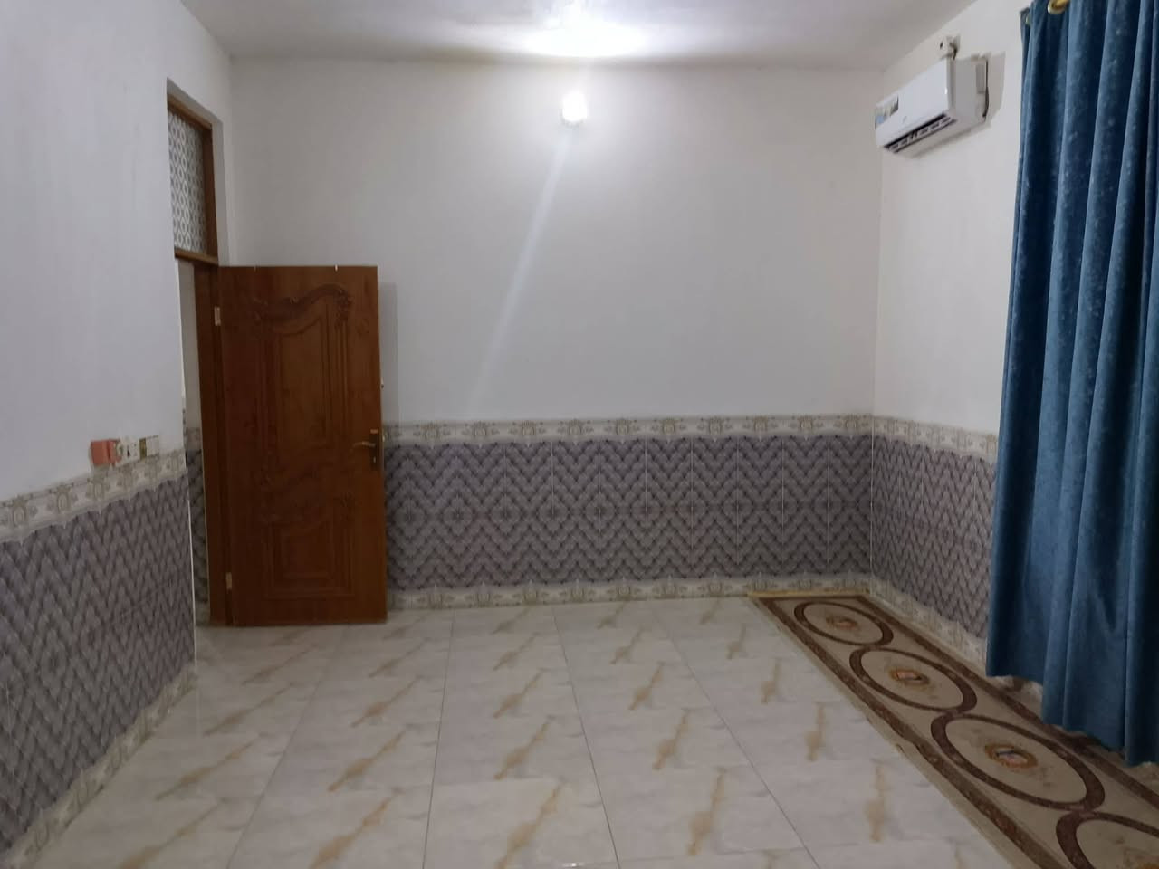 سلام عليكم بيت البيع مساحه 230متر سند 25حولي
 كاع راجي يبعد عن الدور سكنيه حوالي 200متر بيت نضيف جدا جعب صب وسقف عكاده درجه اولى خدمات كامله بناء كله طابوق درجه اولى بيت كله طابوق 
غرفه سبعه في أربعة 
غرفه ثانيه سته في أربعة 
صاله عشره في سبعه 
مطبخ خمسه في أربعة 
استقبال سبعه في أربعة 
كراج سياره سته في سته 
سعر 63
***********
