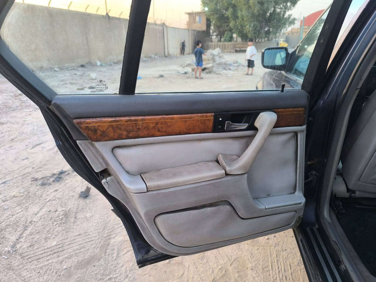 للبيع بيئم موديل 92 رقم بغداد حجم 740 مسكر 8لون نيلي  هاتف *********** فول مواصفات محرك وكير حاويه جديد لا ضربة ولا خياس ولا تبديل فتحة سلايت حداده خلفي امامي جيد جدا تخم تاير تخم ويل صقر دواخل لونين جلد كشنات كهربائيه سنتر لوك كهربائيات كلهه شغاله مكاني بغدادموجود واتساب سعر 45$
