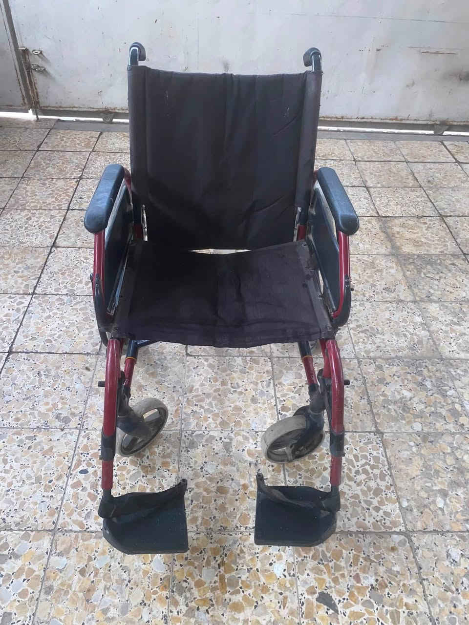 السلام عليكم 
كرسي متحرك مستخدم بحالة جيده جدا بدون كسر او عطل وجاهز للاستخدام صناعه اسبانيه يتحمل وزن ١٢٥ كيلو العرض ٥٠ سم ((((((( السعر ٢٥٠ الف ))))))) المكان بغداد
للاستفسار -***********
