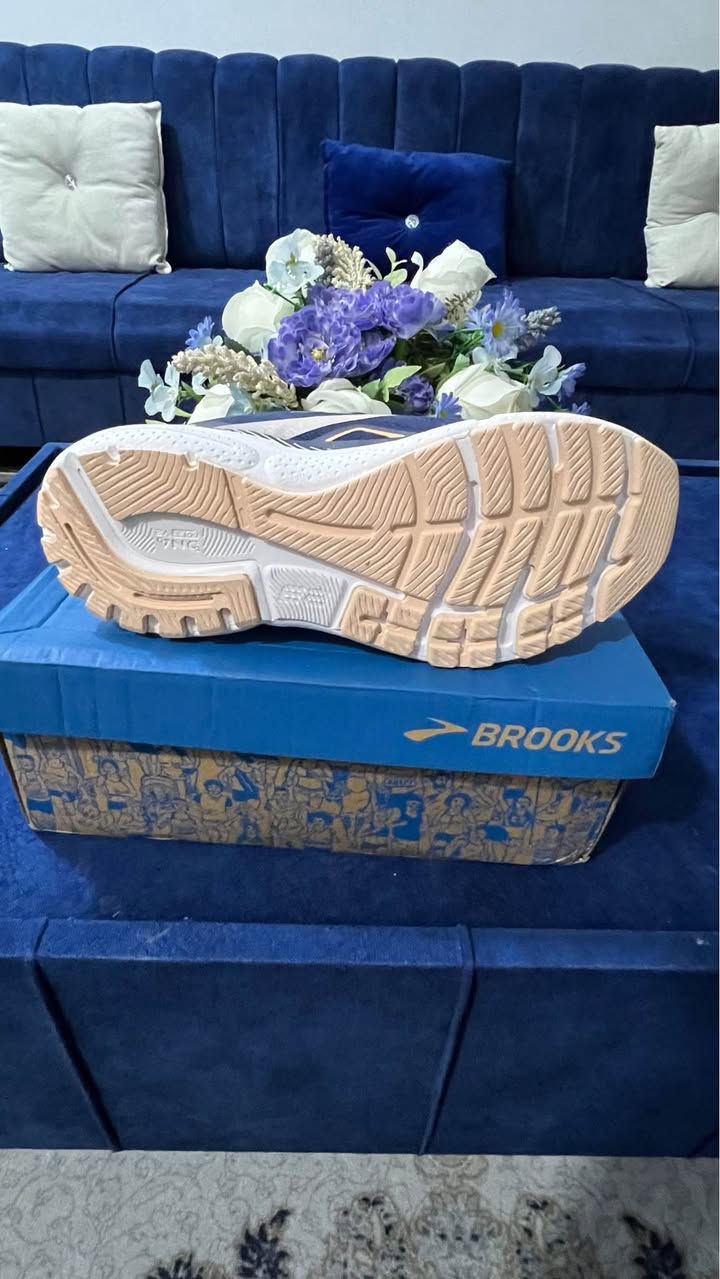 Brooks Adrenaline GTS 23 • مقاس 10 (43-44) • جديد