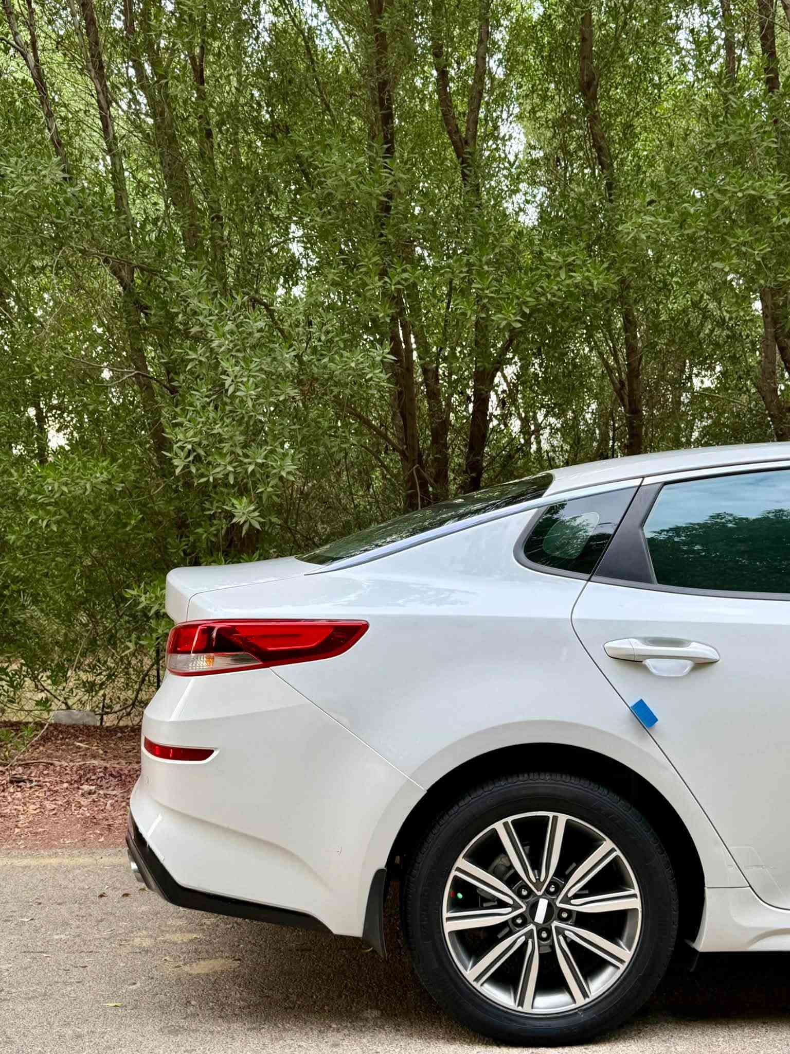 السلام عليكم كيا اوبتما optima 
موديل 2019 خليجي شكل ال20
محرك 2000 دوش المرغوب خير من الله وكير خير من الله
ماشيه 160000km
مواصفات السياره 
شاشه تاب كامره دواره 
لد امامي نهاري
حساسات 
ثلاث انظمة قياده 
تحكم ستيرن جهتين
اشابر بالمري
مري شفط 
تبريد منفصل شاشه 
تبريد ثلج قطعتين
السياره مكفوله من الصبغ تبديل باب السائق فقط بدون صبغ اصلي مؤسسه
المكان واسط 
السعر 151 وبيها مجال بسيط
للاتصال ***********
