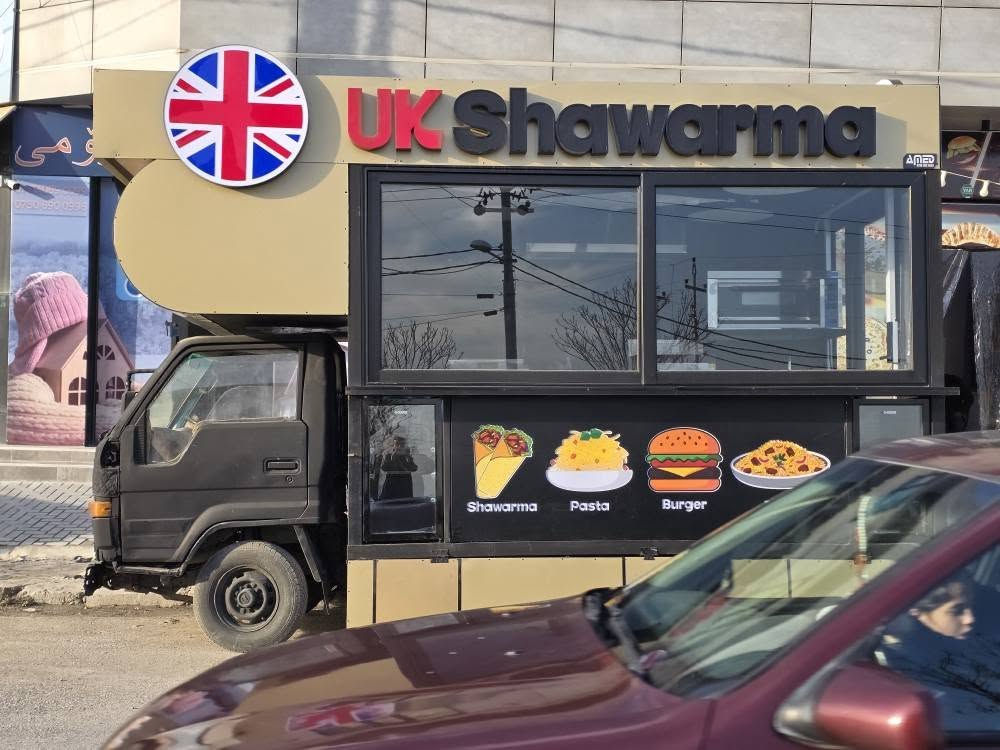 Koshky fast food bo froshtn  ba kaml ashyawa 3 mang eshy krdwa 95 waraqaw m3amala *********** دخان, السليمانية

نص مكتوب في الصور:
- UK Shawarma Shawarma Pasta Burger Rizzo