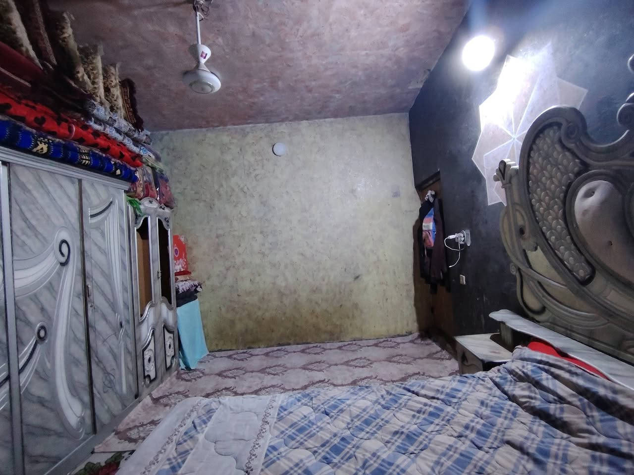 بيت لبيع عد ال مجبل مقابيل لمعارض سماوه مساحه 200مبني بي غرفتين وصاله ومطبخ وبراني يبعد عن شارع لعام 100 مكاتبه فقط سعره 22 وبي مجال هاذه دقم ***********
