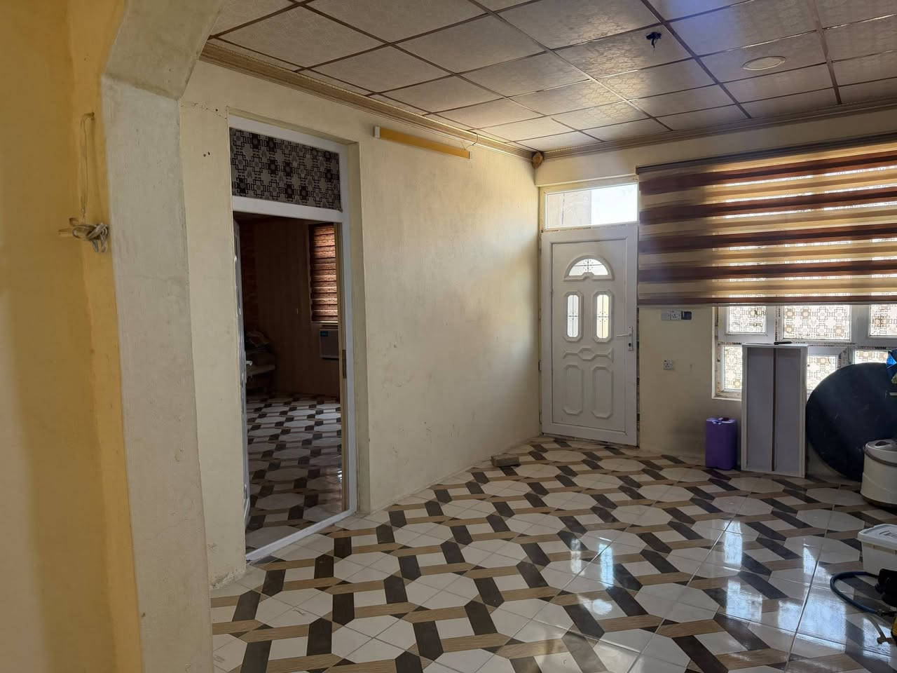 بيت للبيع يوسف بيك أول جسر صاير مساحه250متر مربع بناء طابقين كاشي سيراميك سقف ثانوي عدد غرف نوم3
استقبال 
مطبخ منور  حمام صحيات 2
كراج سياره حديقه ترك خلف البيت ماء متوفر 24 ساعه السعر 50مليون وبي مجال رقم الهاتف***********
