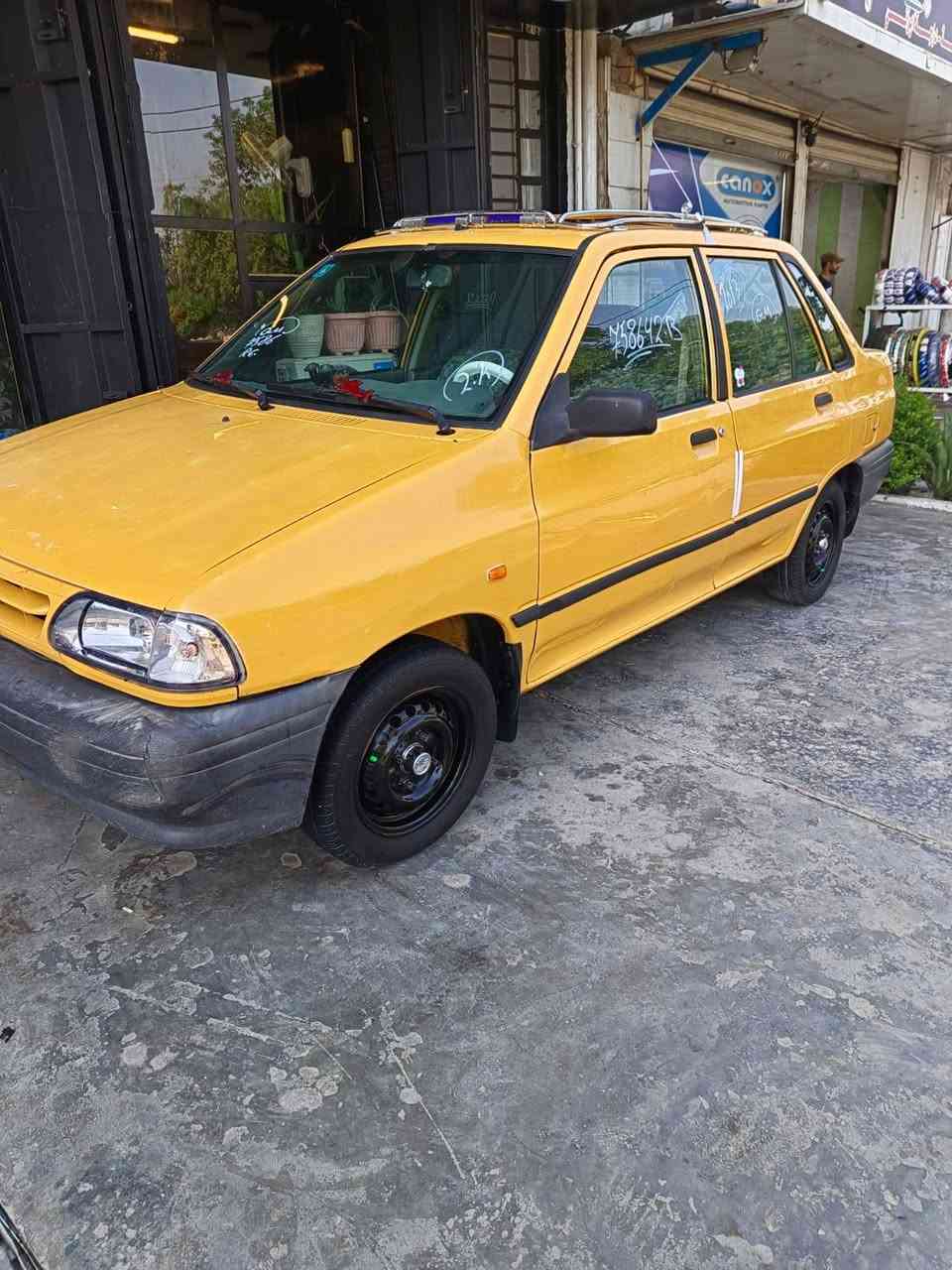 سلام عليكم سايبه مديل ١٣ سياره مكفوله من ضربه وشواصي كهربايات شغاله كله تبريد شغال مكينه وكير مكفوله سياره كلش نضيفه صدر جديد رقم نكليزي بسمي السعر ٣٤ السياره جاهزه من كلشي ***********
