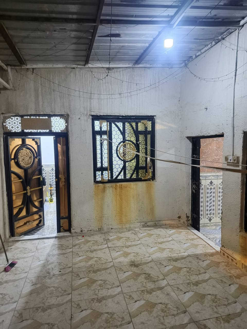 السلام عليكم بيت للبيع تجاوز البصرا 5ميل منطقه الداودي قرب السوق  الازرك يتكون من غرفتين وصاله وديوان معزول ومطبخ ومخزن وكراج ع تبليط  السعر 15 وبي مجال قليل حك الجيه

***********; ابو اديان
