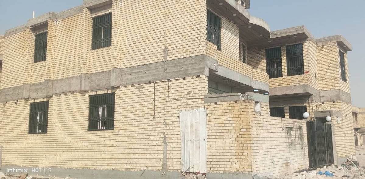 بيت للبيع قيد الانشاء طابو صرف طابقين المساحه 200متر ركن على شارع الضغط شارعه 50متر بي 5غرف نوم مع استقبال طوله 11 متر مع صاله 10 متر مع مجمع صحيات 5 مع مطبخ المكان كربلاء امن الداخلي الجمعيه الثاني على شارع الضغط قرب دور العتبه السعر 300 مليون قفل 
***********
