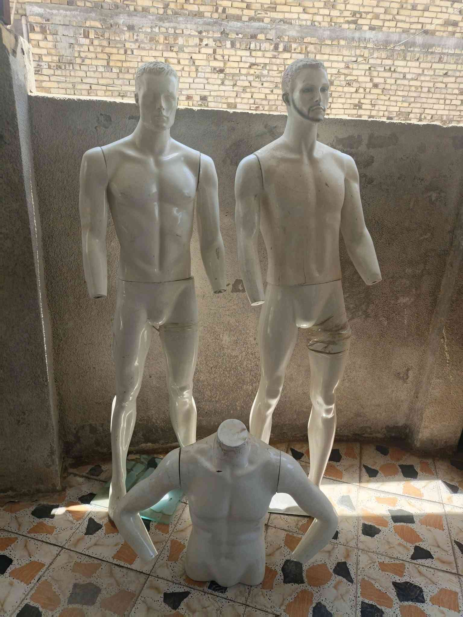 غراض محل للبيع قيم واخذ بما يرضي الله مكانهن حلة ***********
