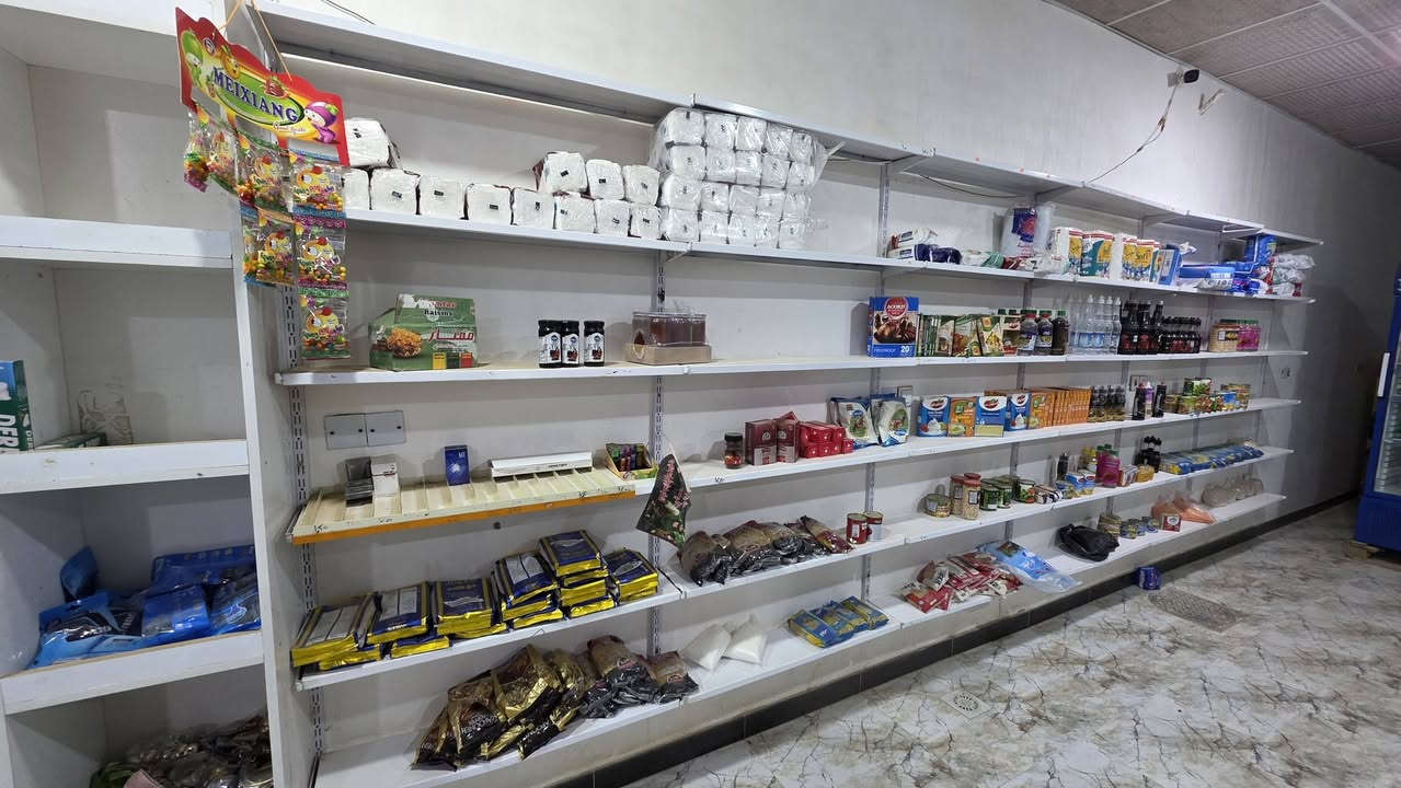 السلام عليكم سفينة وسطية مع رفوف للبيع 
واسط الكوت
للاستفسار *********** واتساب
