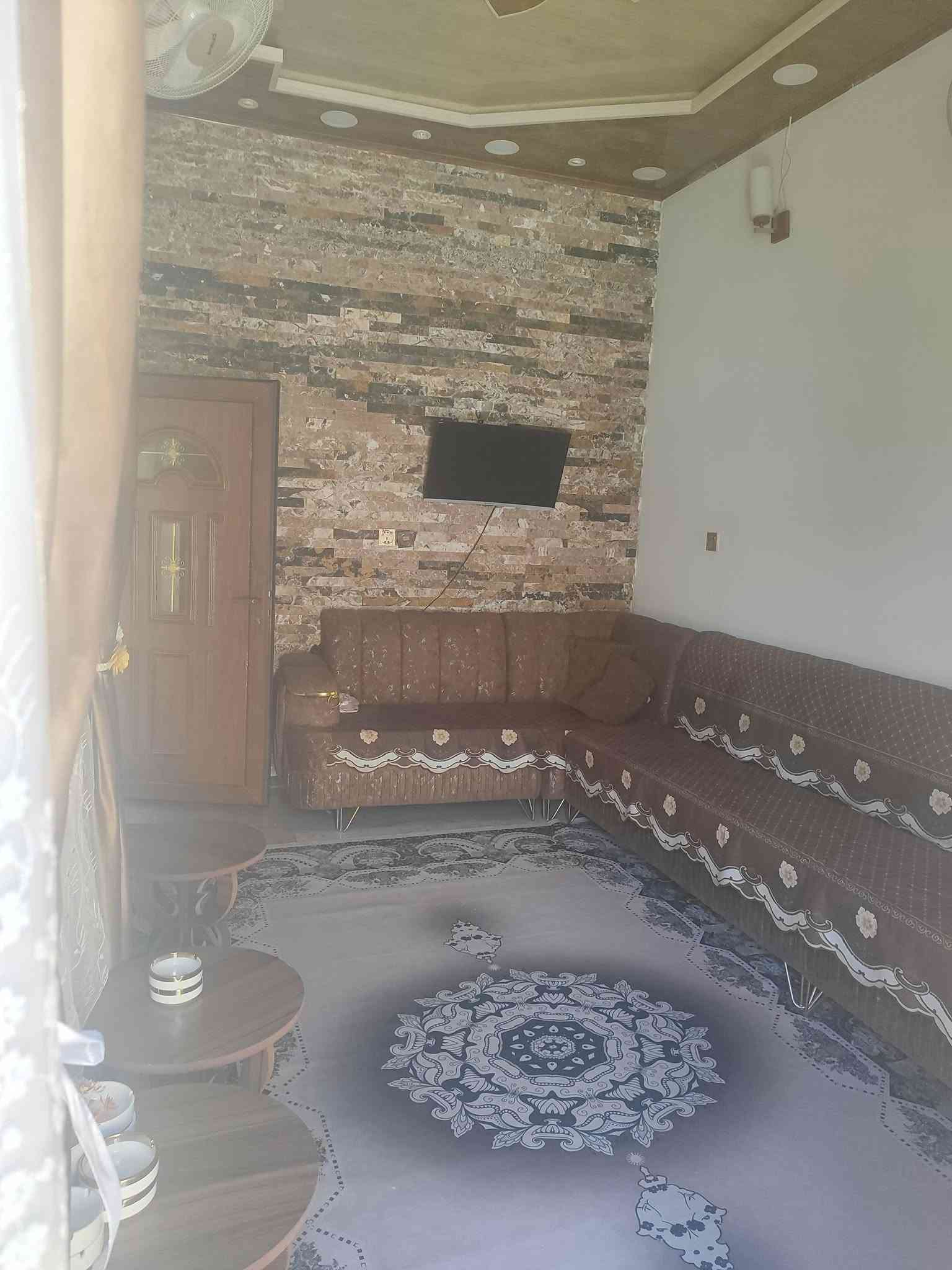 سلام عليكم عندي بيت للبيع 100م طابق وحد  بل نجف بحي العسكري كبل بشارع 15بناء حديث لبيت صب ماعيز اي شي تفاصيل انتصال عله رقم هاتف ***********سعره 90 بي مجال
