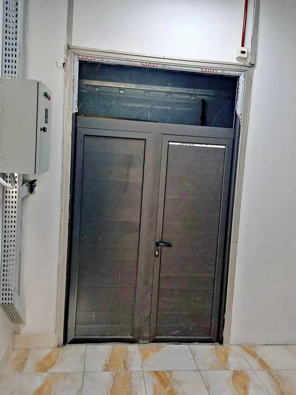 نقدم لكم أفضل الحلول المعمارية والديكورات الحديثة لجعل منزلك أكثر جمالاً وأماناً:
🚪 أبواب غرف نوم WPC (حشوة فوم كاملة):
 مقاومة للمياه والرطوبة 100% ضد التعفن والسوس.
 عزل صوتي وحراري ممتاز بفضل حشوة الفوم الداخلية.
 تصاميم مودرن وألوان عصرية تناسب كافة الأذواق.
🚪 أبواب ألمنيوم و بلاستيك (PVC):
 متانة عالية ومتوفرة بأشكال وألوان متعددة.
 مثالية للحمامات، المطابخ، والغرف العصرية.
 مقاومة للعوامل الجوية وسهلة التنظيف.
🪟 شبابيك ألمنيوم:
 عزل قوي للصوت والحرارة والتراب.
 أنظمة سحب ومفصلي بأعلى معايير الجودة والمقاييس.
🚚 خدمة التوصيل والقياس متوفرة لكافة المحافظات!
📞 للتواصل والاستفسار أو الطلب:***********
