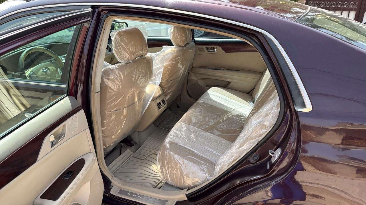 افلون ٢٠٠٦ محدثة ٢٠٠٩ حادثها نص قبغ الصندوك وجاملغ مصبوغة صبغ عام كشنات جلد والامامية كهرباء داخل بيجي فتحة السيارة جاهزة محرك وكير وصدر وتخم تاير وتبريد رقم بغداد انكليزي مداور ثاني يوم السعر ٩٠ وبيها مجال بسيط  للأستفسار *********** مكاني بغداد حي القاهرة
