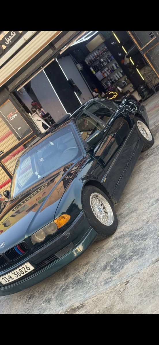 Bmw كاسح
735 موديل1996
السيارة كير جديد 
ومكينه نظيفه
تبريد ثلج
صدر امامي وخلفي وكاردن جديد
شاشه ومري قلاب وي البك 
الغرفة يحتاجلها ترتيب شي بسيط
مكاني الدورة ابو دشير 
السعر ٧٦ 
***********
