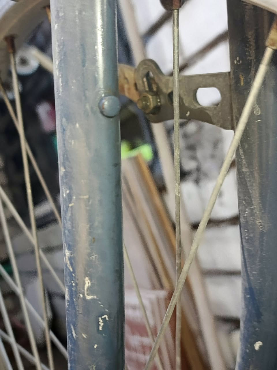 بايسكل ياباني أصلي (بالة وارد اليابان) نوع سياحي/بناتي مريح حجم 26
🚲 بايسكل ياباني أصلي (بالة) 100% 🇯🇵 

لكل اللي يدورون المتانة والنوعية القديمة، بايسكل بناتي/سياحي ياباني أصلي وارد اليابان، مو من هذا التجاري المتوفر بالسوق. 

المواصفات والميزات:
✅ هيكل ياباني أصلي مختوم بختم السلامة والجودة الياباني (BAA) مع الرقم التسلسلي.
✅ صبغ وهيكل متين جداً يتحمل ومريح جداً بالركبة والتنقل.
✅ مزود بسستم قير (تروس سرعات خلفية) لتخفيف الجهد بالصعدات.
✅ جاملغ أمامي وحمالة غراض خلفية أصلية بلاد. 

ملاحظة للأمانة (النواقص):
البايسكل يحتاج شغلات بسيطة ويرجع بلاد (تاير وجوب خلفي، واير بريك، وجاملغ خلفي) وسعره راعيه بيه ومناسب جداً للي يريد يصلحه ويستخدم قطعة تعيش وياه عمر. 

السعر: [55]
للتواصل والاستفسار: [***********]
