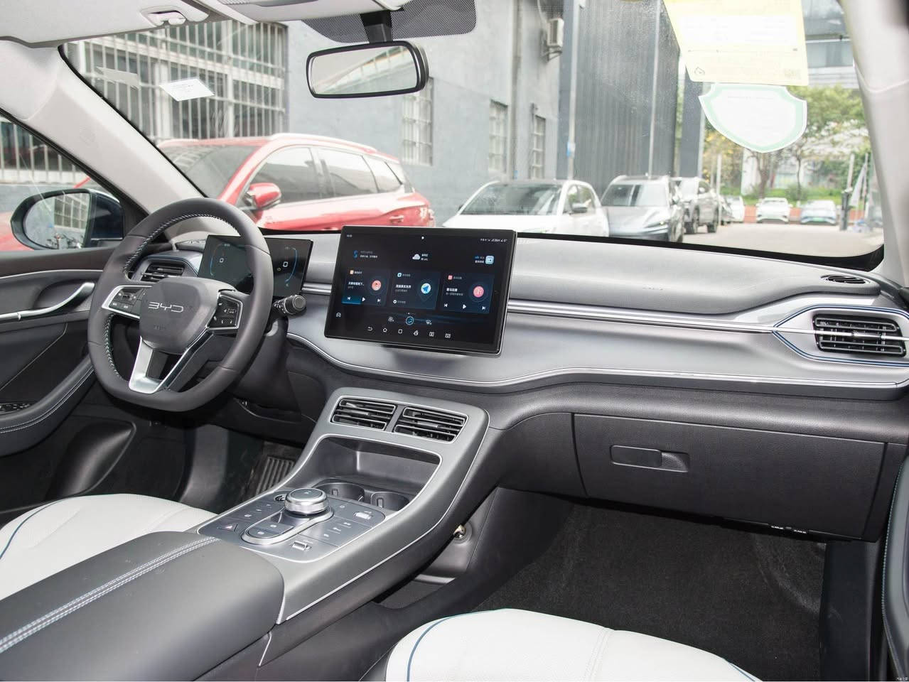 Byd 2025 
***********

شاشة ايباد. دةسوريت.
بريك بةسمة
اوتو هولد
سوكان تقل 
كشن جلد
تبريت مركزي 
سيستمي كليلي زيرك
بةسمة. كارت و سويج 
تراكشن
ديلةمو گةورة. 
مكينة مرغوب 
ناو كريمي
٣مودي ليخورين
سيستمي قطع كردني كارةبا لة كاتي شةحن كردنةوة
سبوغ تةنك 
رقم اربيل
هةموو شتيكي لةسةر دقي شركة أربيل, العراق

