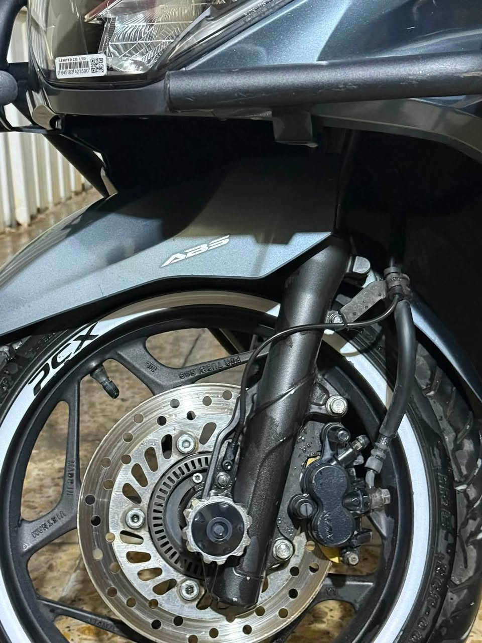 السلام عليكم دراجه pcx جيل الرابع وارد كوري
لون رصاصي دراجه نضيفه مكفوله كفاله عامه كفر ومكينه
برغي ممفتوح  بيهه على وضعه من اخذتهه لحد هسه 
شادلهه كشن مال باله اصلي ودرع اصلي (sss) بس الكشن والدرع ماخذهن ب٣٠٠  دراجه ربع متذب عليهه مكفوله من الزلغ 
سعرهه ٣ ملايين و٢٠٠  وبيهه الي يشوفهه غاليه كلشي موجود بالسوك مكاني بغداد الشعب ***********
