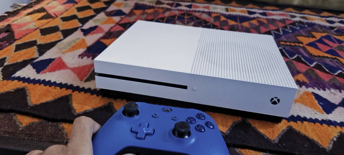 السلام عليكم اكس بوكس ون اس 500 قيقا جديد لوك ستكر بيه كيم باس ومحمل لعبتين بيه جهاز نضيف كلشش با 160 وبيه مجال رقمي *********** 
مكاني ابو دشير موجود توصيل
