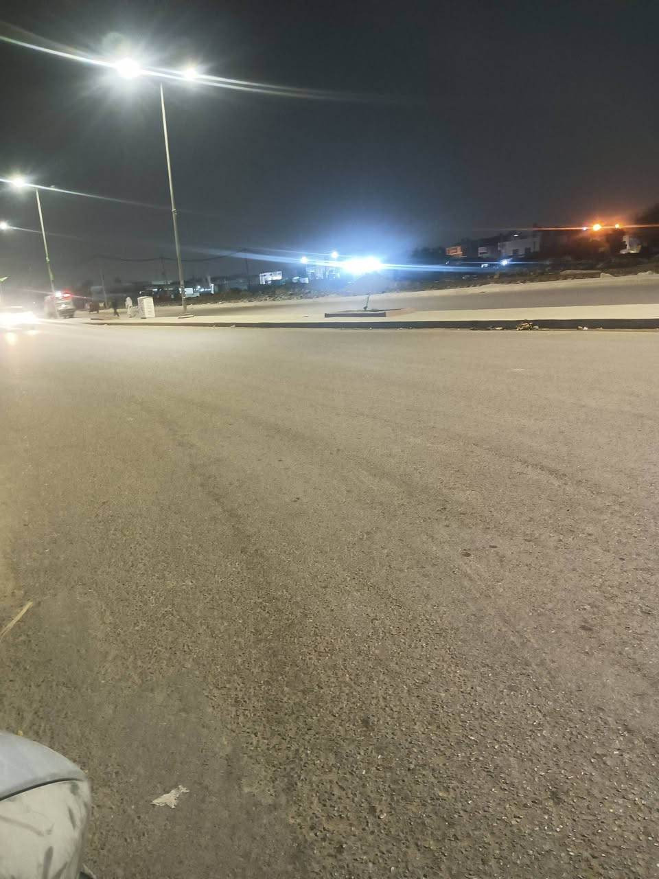 السلام عليكم
بيت 200م للبيع بمنطقة الشعلة حي النور كامل الخدمات ماء مجاري تبليط ومقرنص والبيت يبعد عن شارع العام الخمسة كيلو ٥٠م يتكون من استقبال 8/5 وغرفتين نوم 4/5 ومطبخ حار بارد 4/4 وصالة 7/4 وحمامات عدد 2 ومناور عدد 2 
سنة البناء 2023 وجميع الغرف نظام سبالت 
الاتصال ***********
