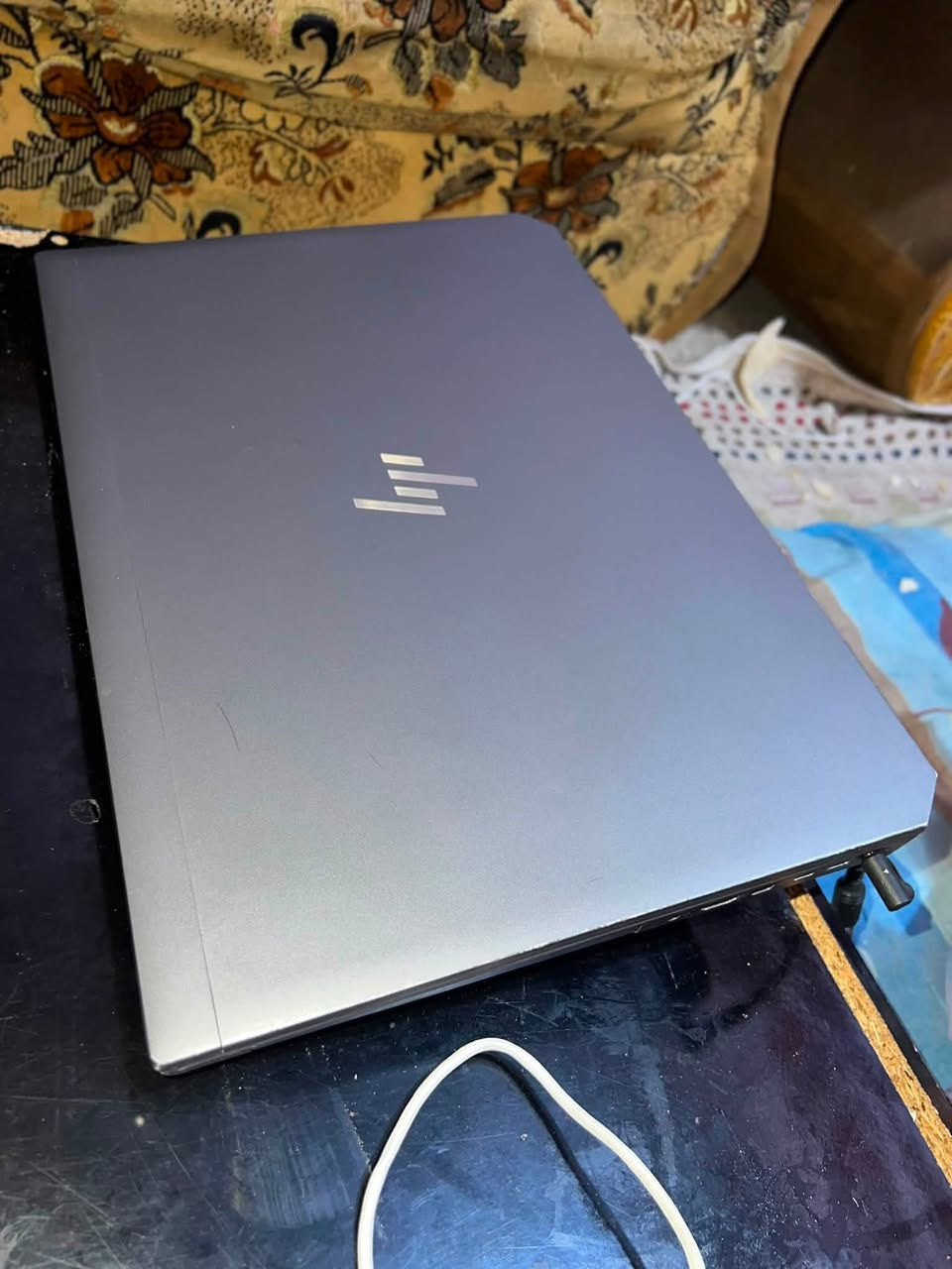 لابتوب hp zbook g6 17 لابتوب رجال الاعمال يصلح Gaming 
بفضل ارياحيته بالمهام الثقيلة والالعاب القوية 

كرت الشاشة: يأتي خارجي من فئة RTX 3000 

المعالج        : باداء ممتاز 6 انوبة i7 9750h 

الرامات        : 32 غيغا حجم غني عن التعريف
 
الذاكرة         : 1 تيرا

الشاشة        : حجم كبير 17 انش 1080-60 اطار بالثانية، الكرت ينطيك اكثر على شاشة خارجية

الصوت        : سماعتين ستيريو بنقاء ممتاز مع صوت عالي

منافذ          : 2 typ c , و 3 usb , ومنفذ سماعات الرأس و HDMI 

الشاحن       : الاصلية مع قدرة 230w

التبريد         :  جسم الـ ZBook 17 G6 ضخم ويحتوي على نظام تبريد بمروحتين وأنابيب حرارية واسعة، مما يسمح للكرت (مثل RTX 3000) بالعمل بكامل استقراره عند 80 واط لفترات طويلة تحت الضغط العالي دون أن يقلل الترددات بسبب الحرارة

نقطة القوة لهذا الابتوب محتفظ بنضافته وبدون اي خلل وانطي به ضمان 

الماوس الغيمنغ : ديلوكس M900 PRO مع القاعدة الخاصة لتصل سرعة استجابته 8000HZ مع دقة 2600 DPI و وزن 63 غرام

كيبورد مغناطيسي: FUN 60  60% لون متدرج وردي مع استجابة نقر 8k hz  تقنية Rapid Trigger: تتيح لك تخصيص مسافة التفعيل والارتداد بدقة متناهية تصل إلى 0.01 ملم في بعض النسخ، مما يعني استجابة فورية بمجرد لمس الزر دون الحاجة لضغط المفتاح بالكامل.

كامل الاجهزة للبيع ب 750 الف وبيها مجال حك الجية مكان ديالى بعقوبة تقاطع القدس ***********
