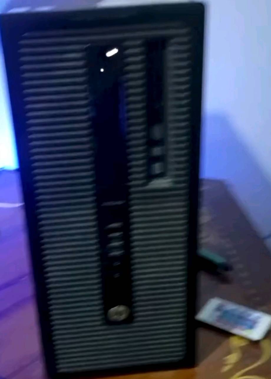 بيسي تجميعه hp pro desk  يجي بيسي كامل شاشه وماوس او كيبورد او جويستك البيسي يشغل العاب المتوسطه او يفيد للدارسه والاعمال المكتبيه منزل بيه gta والكاونتر البيسي بي مشكله بسيطه يحتاج تنضيف او تبديل للوايرات سعره 105 او بيه مجال حك الجيه مكاني الكوت
ممكن تذكرلي مواصفات البيسي بالتفصيل؟ يعني شنو نوع المعالج، الرام، والهارد/SSD حتى يعرف المشتري الأداء بالضبط.: 
الهارد 500GB والرامات 4GB 
شنو موديل شاشة Hanns.G ومقاسها؟ وإذا بيها أي مشكلة غير “no signal” الظاهر بالصورة لو بس الكيبل يحتاج تبديل/فحص؟: 
بس الظاهر بالصورة والتنظيف ما بيهة اي شي 
الملحقات شنو داخل بالضبط وياه: ماوس، كيبورد، جويستك، وكيبلات الشاشة/الكهرباء كلها موجودة؟: 
كلهن موجودات 
مكانك بالكوت وين بالضبط؟ وهل أكو توصيل لمحافظات ثانية لو استلام فقط من مكانك؟: 
ما عندي توصيل
السعر نهائي لو بيه مجال بسيط؟ وهل تقبل الفحص قبل الشراء؟: 
بيهة مجال حك الجية 