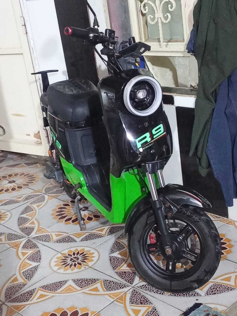 سلام عليكم دراجه R9 نضام بك 
موديل 24
الدراجه جديده ماتعوبه فول مواصفات 
يرادلها بطاريات بطاريات بطاريات بطاريات 
بدون بطاريات السعر 250 وبيها مجال للشراي 
البصره التنومه 
***********

