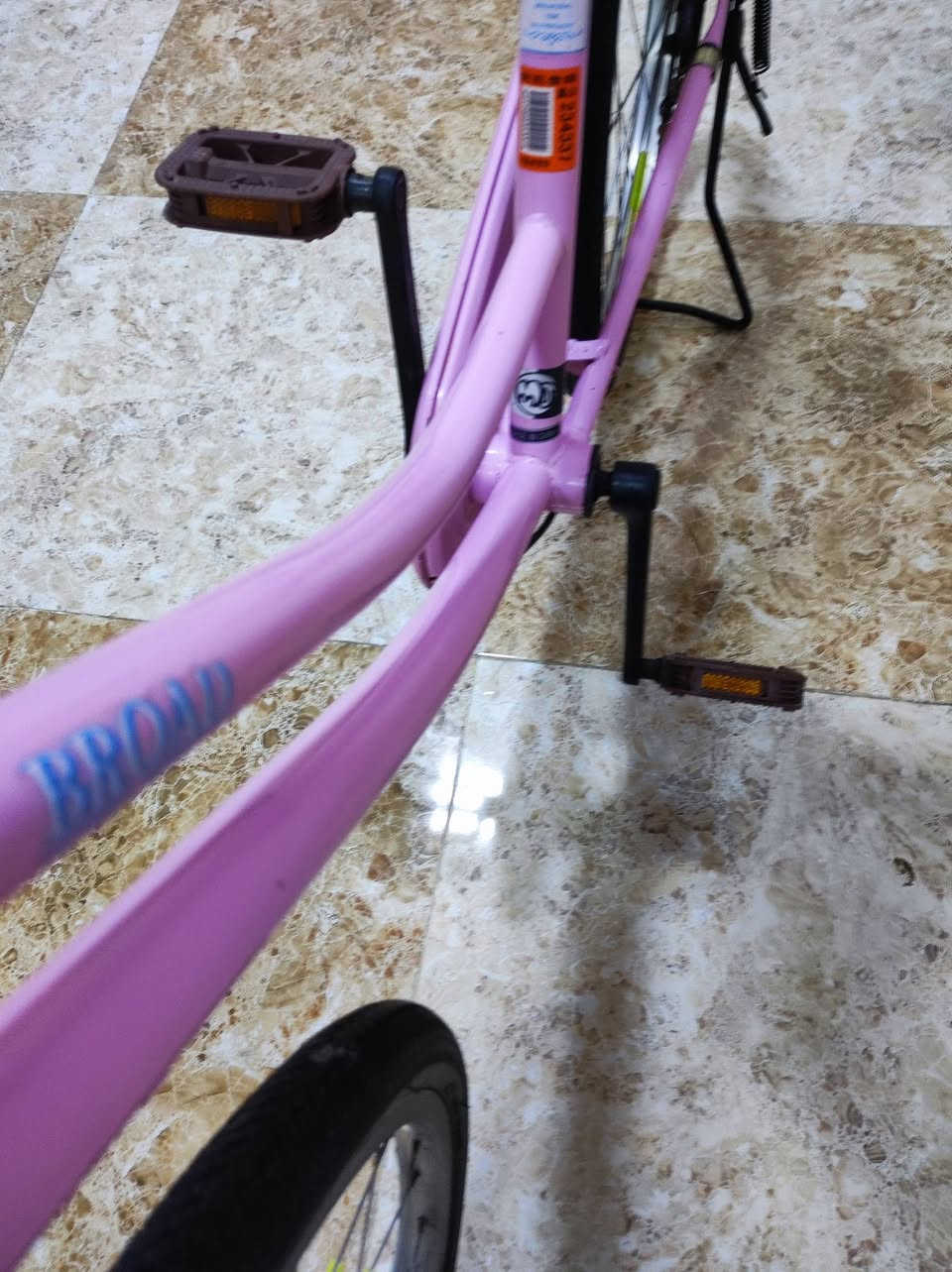 سلام عليكم بيسكل للبيع 
كل عيب مابي شركه برودي نضافه كدام لعين سعره 150بي مجال مكاني كركوك حي النصر رقم***********
