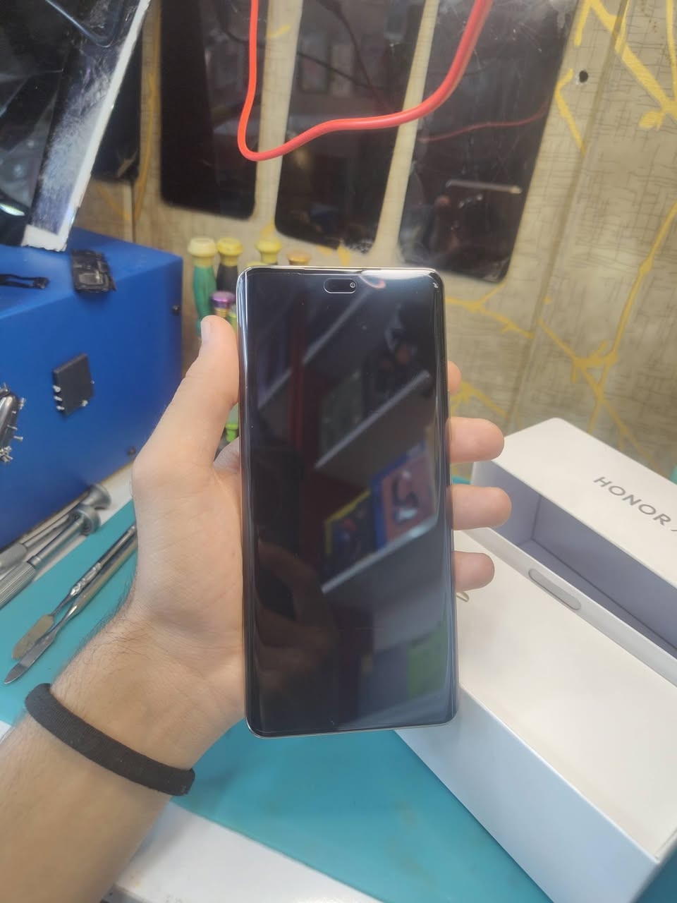 HONOR x9c ذاكره256 عشوائية 8 تلفون جديد مامشتغل فقط فتح كارتونه السعر:400وبي مجال رقم الهاتف والواتس ***********
