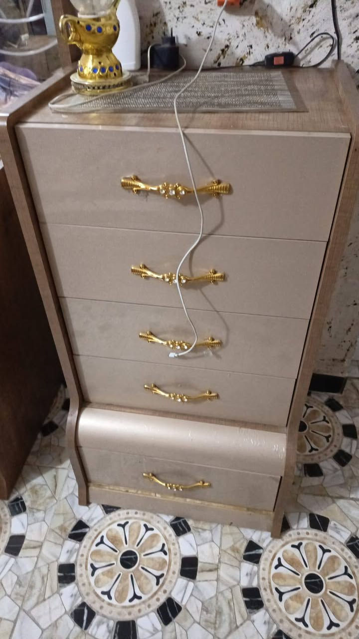 غرفه للبيع تركيه العنوان حي الجهاد الاساتذه  رقم ***********
