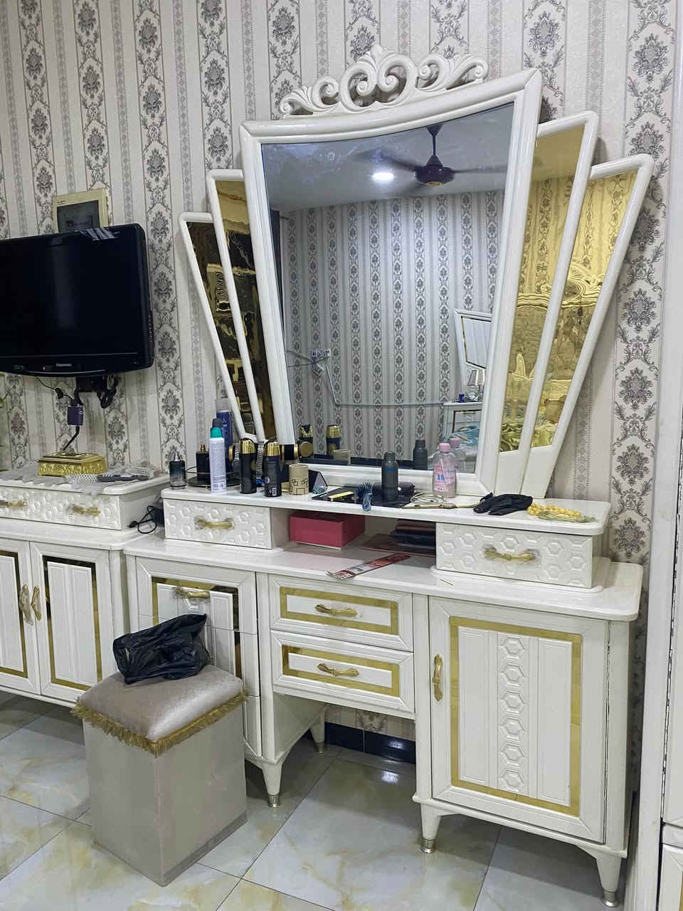 سلام عليكم غرفة للبيع عمل 2024 صاج عراقي اصلي ثكيلة وزن 6 قطع كنتور 6 ابواب+ملحق يعني8 ابواب سرير كبير و شازلون ميز بلازما غرفة جديدة نظافة 90‎%‎ نواقصها بسييطة كلش ما تكلف 25 الف ينزل من سعرها و مسافة الطريق ينزل من سعرها عارضها مليون و 300 وبيها مجال للشراي عنواني المحموديه حي السلام مقابل ث.بلقيس للتواصل خط و واتساب:-***********
