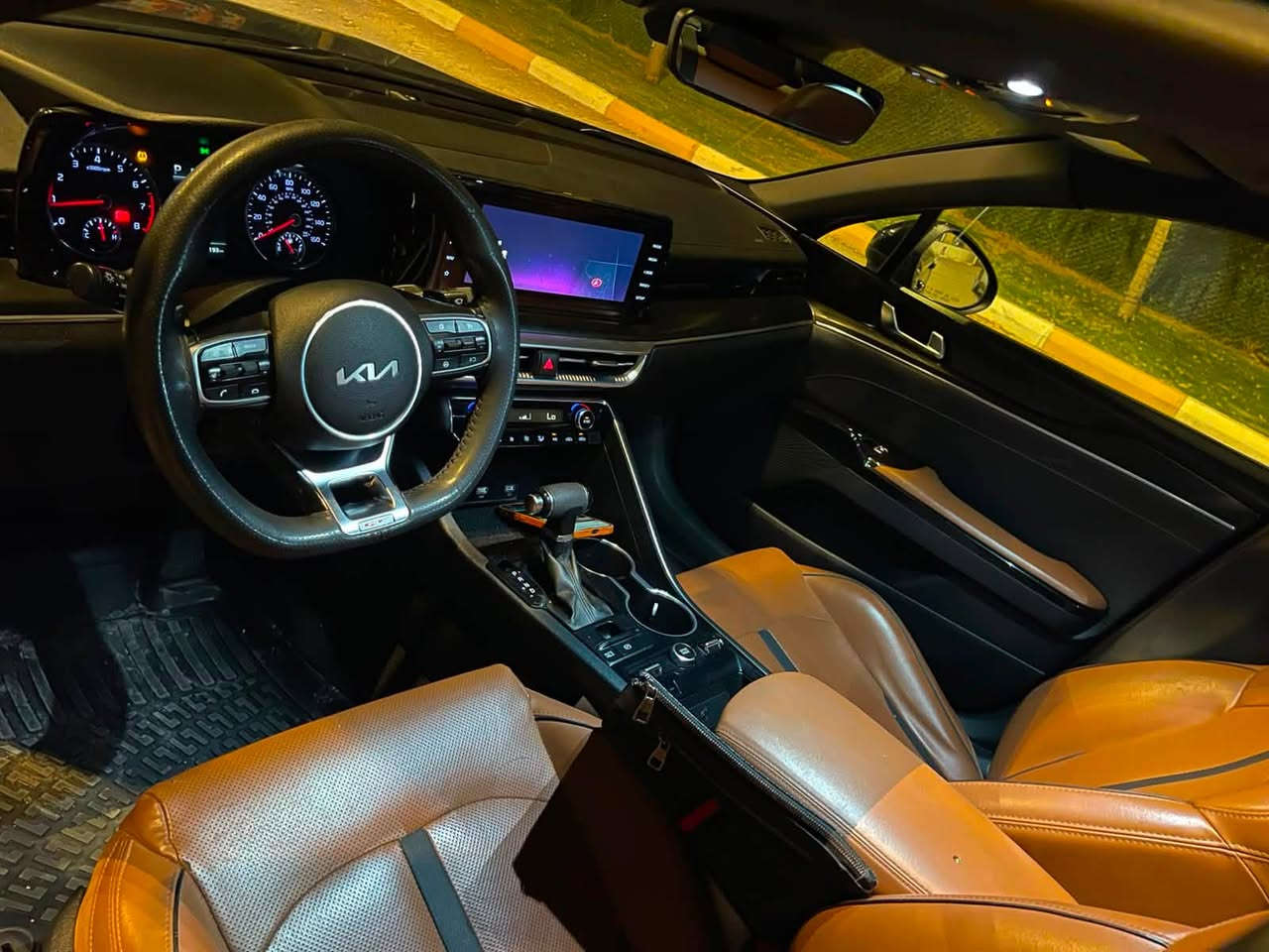 السلام عليكم
K5 موديل 2022 GT 
فول مواصفات 
كشنات مختمه جيتي 
داخل لون جوزي 
ماشيه ٧١ 
بانوراما 
بصمه تشغيل عن بعد 
فول لدات منضومه زنون 
مري شفط
تحكم ستيرن جهتين شفتات جهتين 
رادرات امامي وجانبيات 
حساسات كامره شاشه متصله 
فجوج مختمه GT  
السياره مكينه كير تبريد صدر كهربائيات كفاله 
السياره مصبوغه حزام بدون دواخل بدون شاصي بدون لغد كله كفاله

السعر ١٢٠ بيه مجال
مكاني بغداد الدوره 
رقم الهاتف ***********
