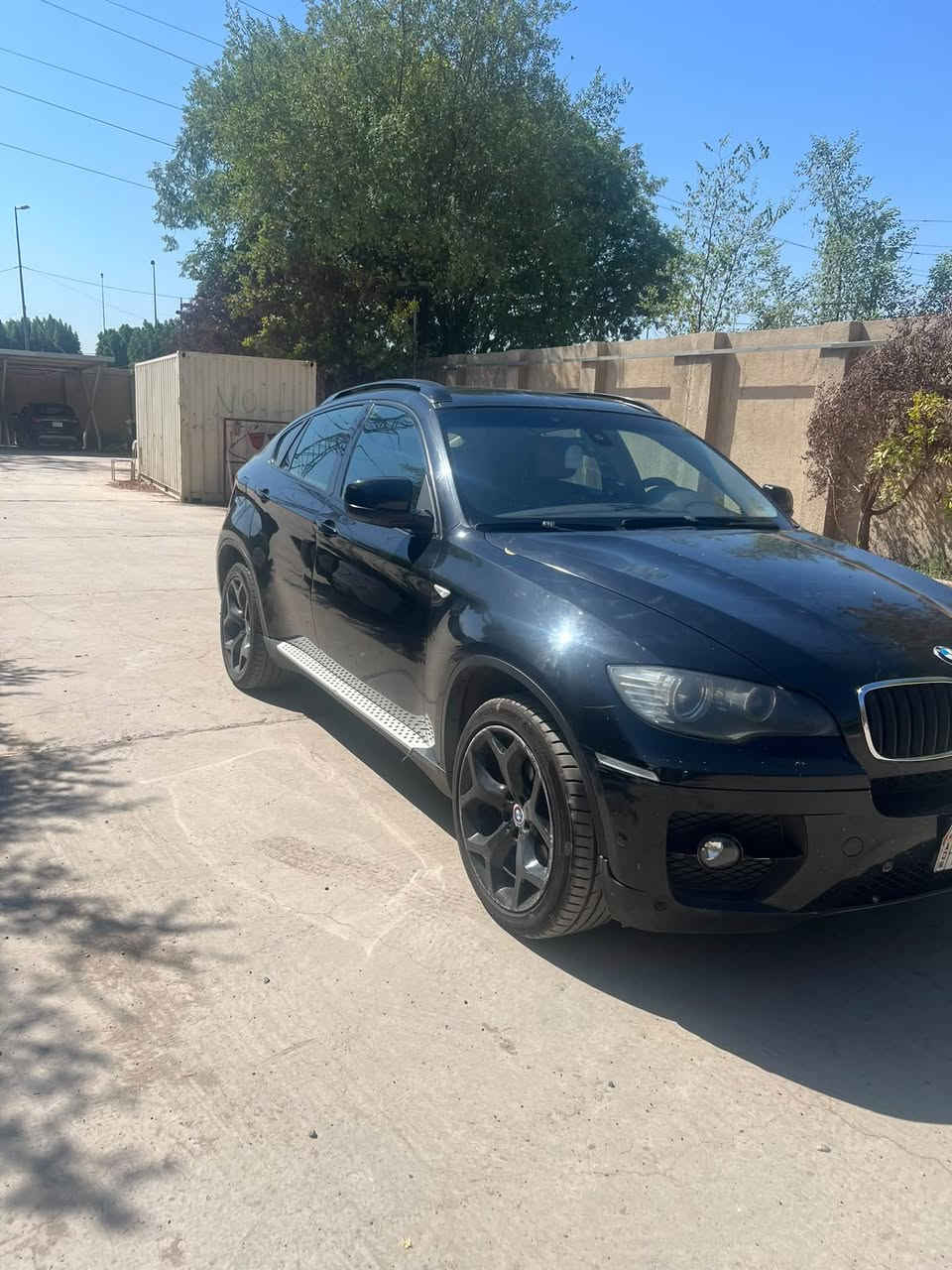 السلام عليكم 
بي ام x6 خليجي 
موديل ١٢ 
محرك ٣٥٠٠ بانزين 
ماشيه ٨٥ الف كيلو 
فول مواصفات 
سياره نضيفه كير محرك صدر جديد عليها ادامه 
بيه صبغ كما موضح بالسونار بسبب مخلفات الطيور صارعليها صبغ بدون حادث والسونار مرفق 

السعر ١٣٣ 
الاتصال ***********
