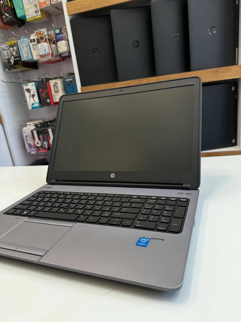 💻 لابتوب HP ProBook 650 G1 💻
**السعر**: 215 دينار عراقي فقط 💰

جهاز عملي وقوي للدراسة، البرامج الهندسية، المحاسبة، والشغل اليومي

**المواصفات التقنية:**
**الموديل**: HP ProBook 650 G1
**المعالج**: Intel Core i7- جيل رابع 
**الرام**: 8GB DDR3- قابل للترقية لحد 16GB
**التخزين**: 256GB SSD - سرعة إقلاع وفتح البرامج خلال ثواني
**الشاشة**: 15.6 بوصة HD 1366x768 LED مضادة للتوهج Anti-Glare
**كرت الشاشة**: Intel HD Graphics 4600 مدمج - يشغل الألعاب الخفيفة والتصميم
**البطارية**: 6 خلايا - تدوم تقريبا  3ساعات حسب الاستخدام ضمان ساعه فما فوق 
**الوزن**: 2.3 كيلو - متين ومصمم للعمل الشاق

**المنافذ والاتصال الكاملة:**
**منافذ USB**: 2x USB 3.0 + 2x USB 2.0
**منافذ العرض**: HDMI + VGA للبروجيكتر والشاشات الخارجية
**الشبكة**: منفذ LAN RJ-45 + واي فاي
**الصوت**: منفذ سماعة/مايك Combo
**أخرى**: قارئ كروت SD Card + منفذ شحن + منفذ Docking Station 
+ محرك DVD RW

**التوصيل**:  مجاني لجميع المحافظات - باب البيت 🚚
**الملحقات**: شاحن أصلي + حقيبة لابتوب + ماوس هدية 
واتساب فقط 7844515426
اتصال فقط‏‪***********‬‏
تلي كرام hw2lc
