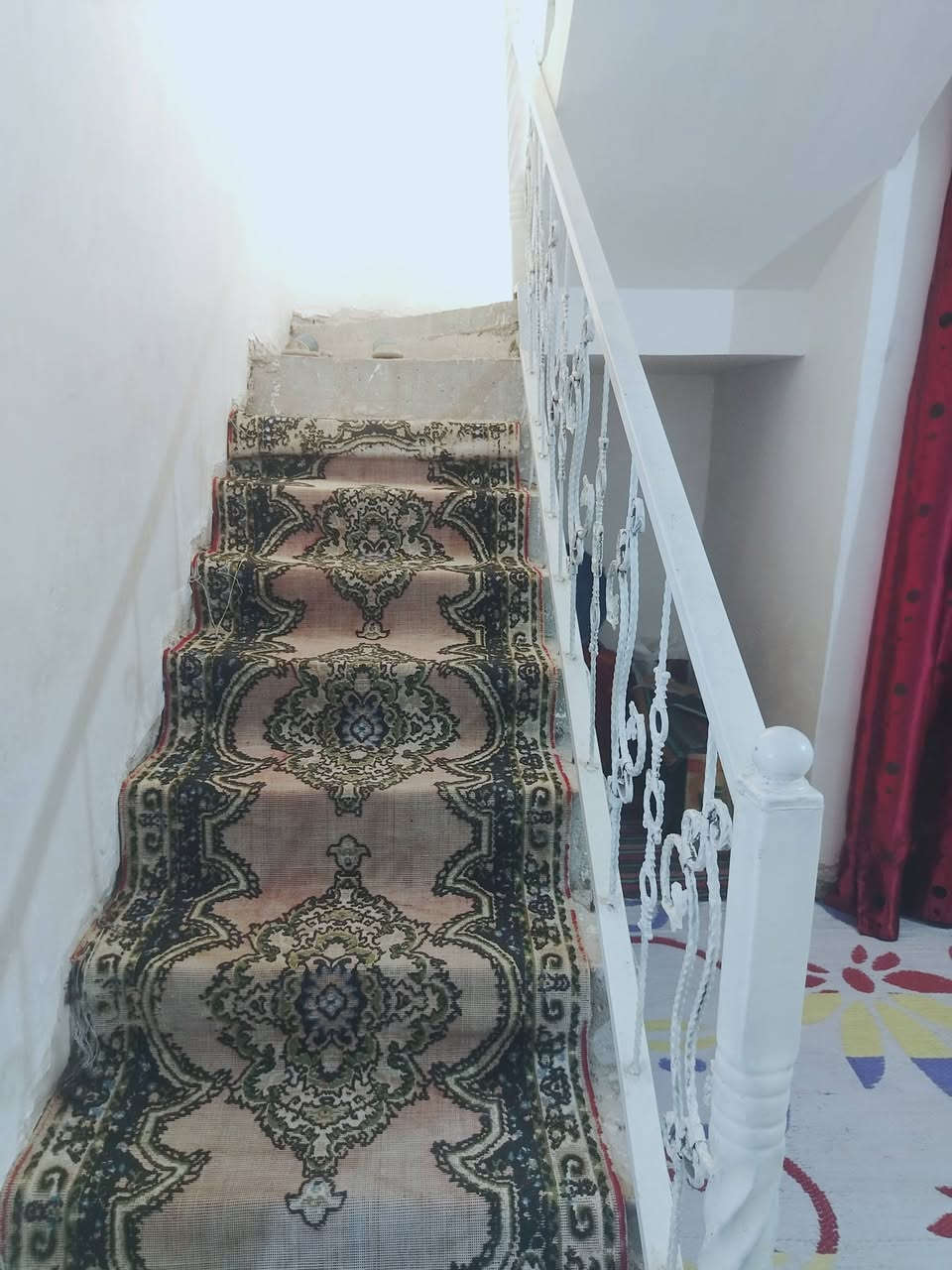 بيت للبيع مساحه 120 متر قرب مستشفى الساهرون شارع أبو ثائر  قاطين يتكون من ثلاث غرف نوم وصاله عدد 2 استقبال ومطبخ ومناور عدد 2 صحيات خارجيه حمام داخلي مجاري تبليط كهرباء  *********** بي واتساب
