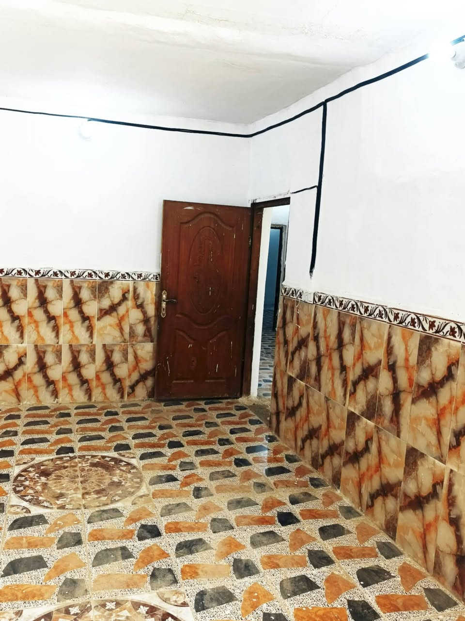 ياالله سلام عليكم 
بيت للبيع بالوافدين الجديدة بصف احمد ابو الدهن مقابيل التارتان بصف الركن مساحة 150 طابقين البيت كامل صب وسيراميك يتكون من غرفتين جوه وصالة واستقبال ومطبخ وصحيات 
وحديقة والطابق الثاني غرفتين وصالة البيت فارغ ونظيف للاستفسار ***********
